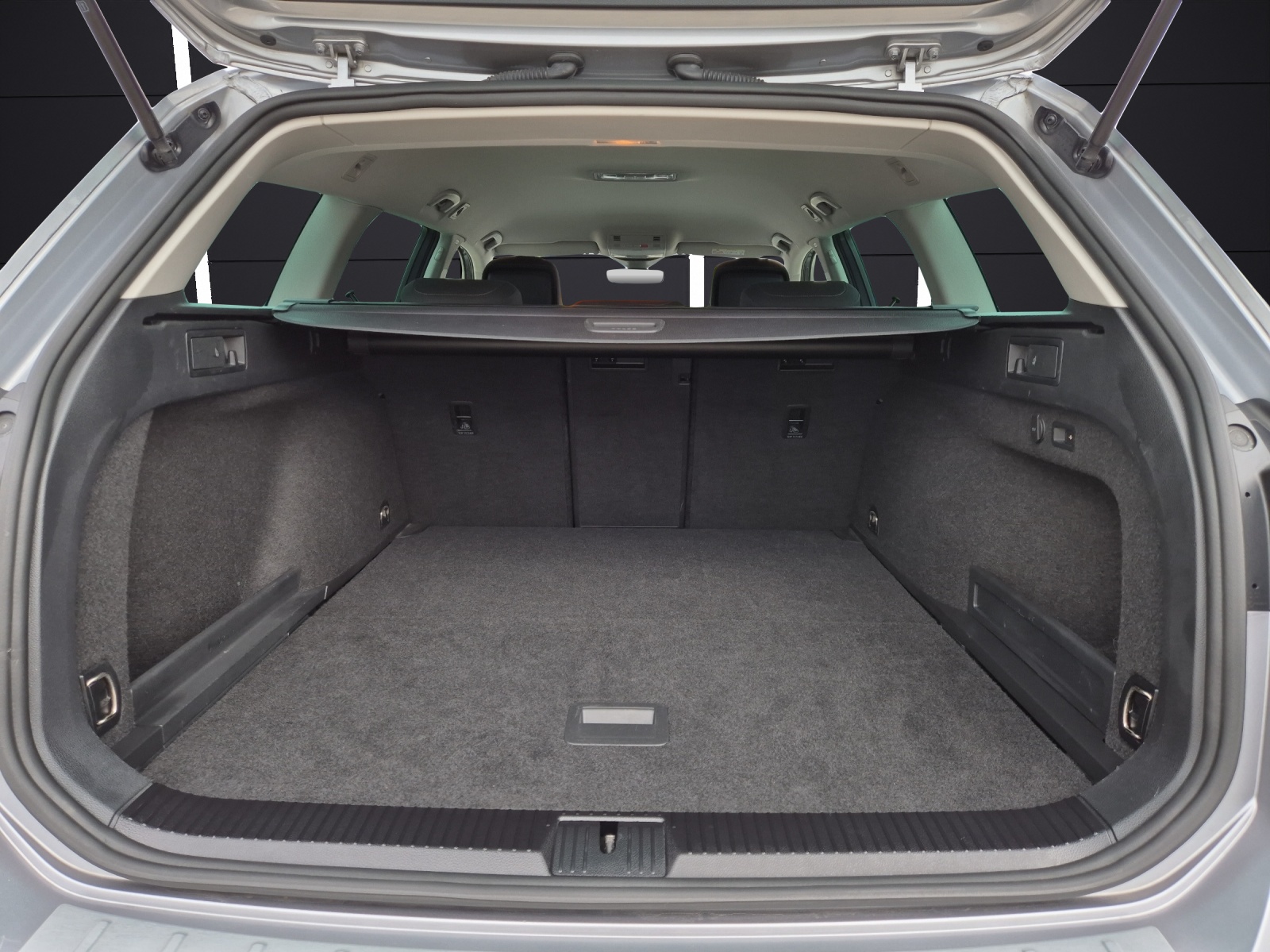 Fahrzeugabbildung Volkswagen Passat Variant TDI Business DSG AHK Navi ACC RFK SH LM