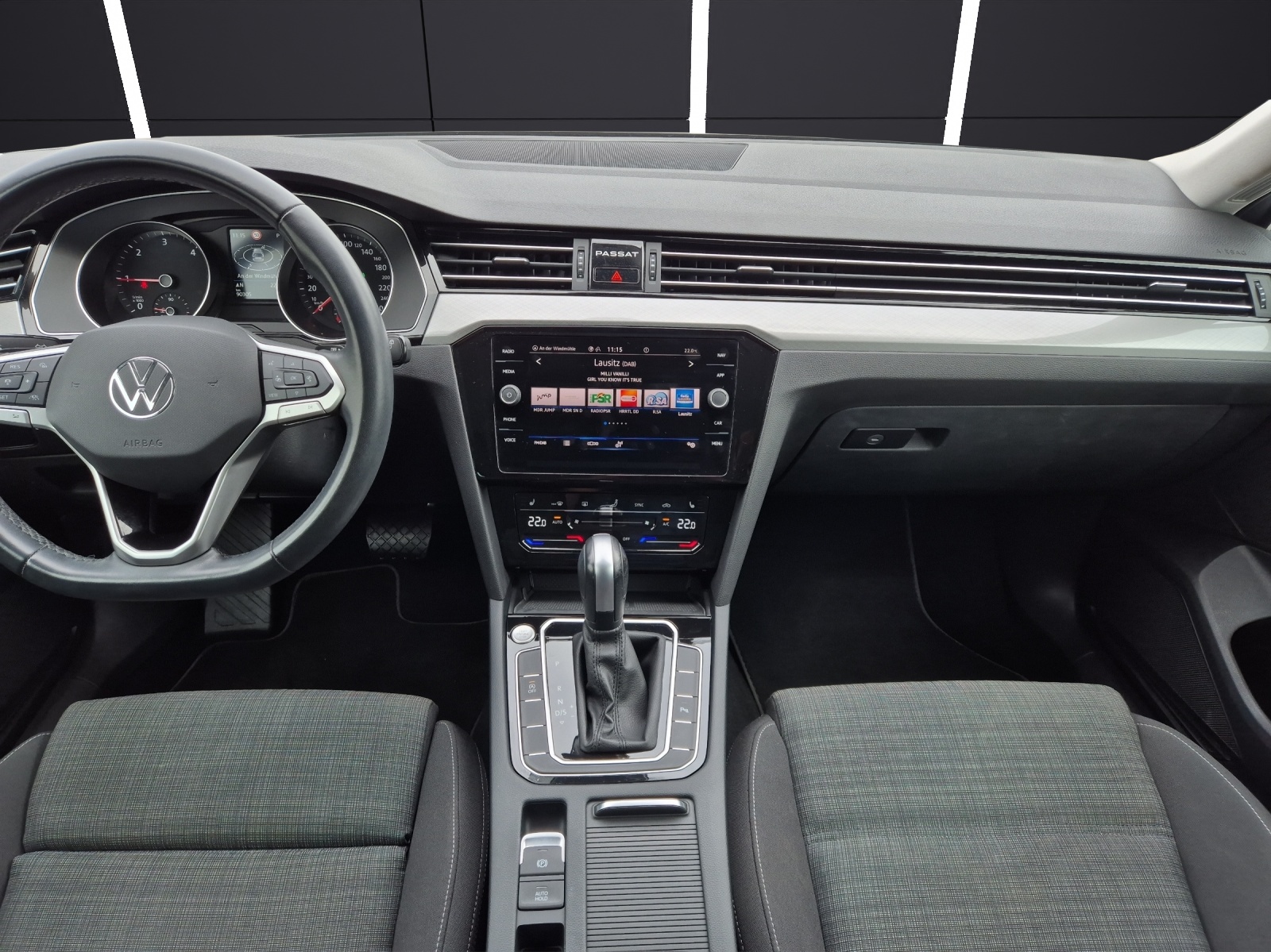 Fahrzeugabbildung Volkswagen Passat Variant TDI Business DSG AHK Navi ACC RFK SH LM