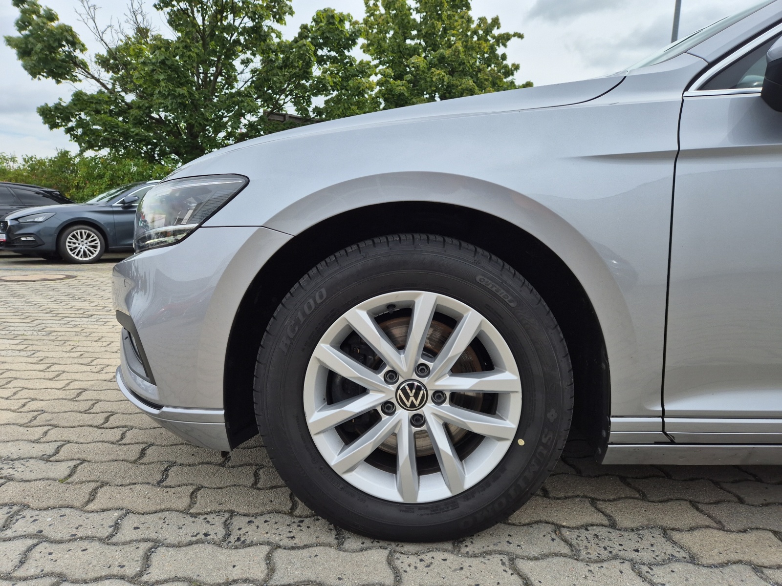 Fahrzeugabbildung Volkswagen Passat Variant TDI Business DSG AHK Navi ACC RFK SH LM