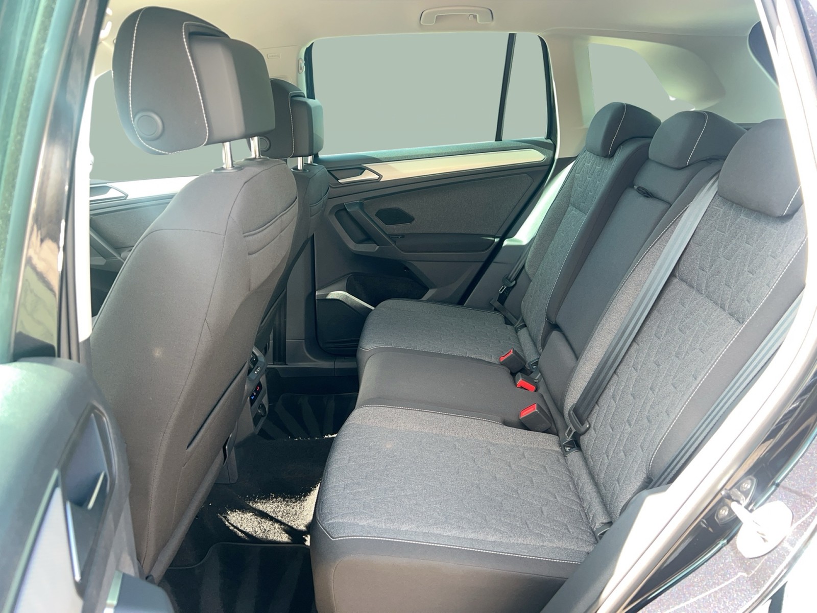 Fahrzeugabbildung Volkswagen Tiguan 1.5 TSI Move DSG Standhzg. LED Navi AID ACC PDC SH