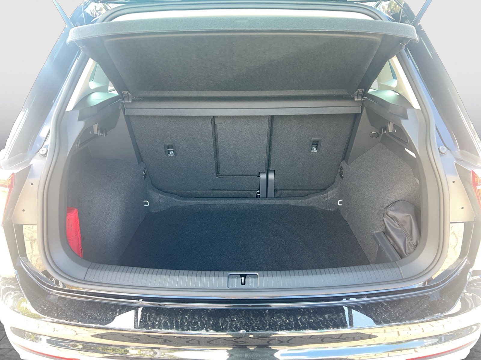 Fahrzeugabbildung Volkswagen Tiguan 1.5 TSI Move DSG Standhzg. LED Navi AID ACC PDC SH