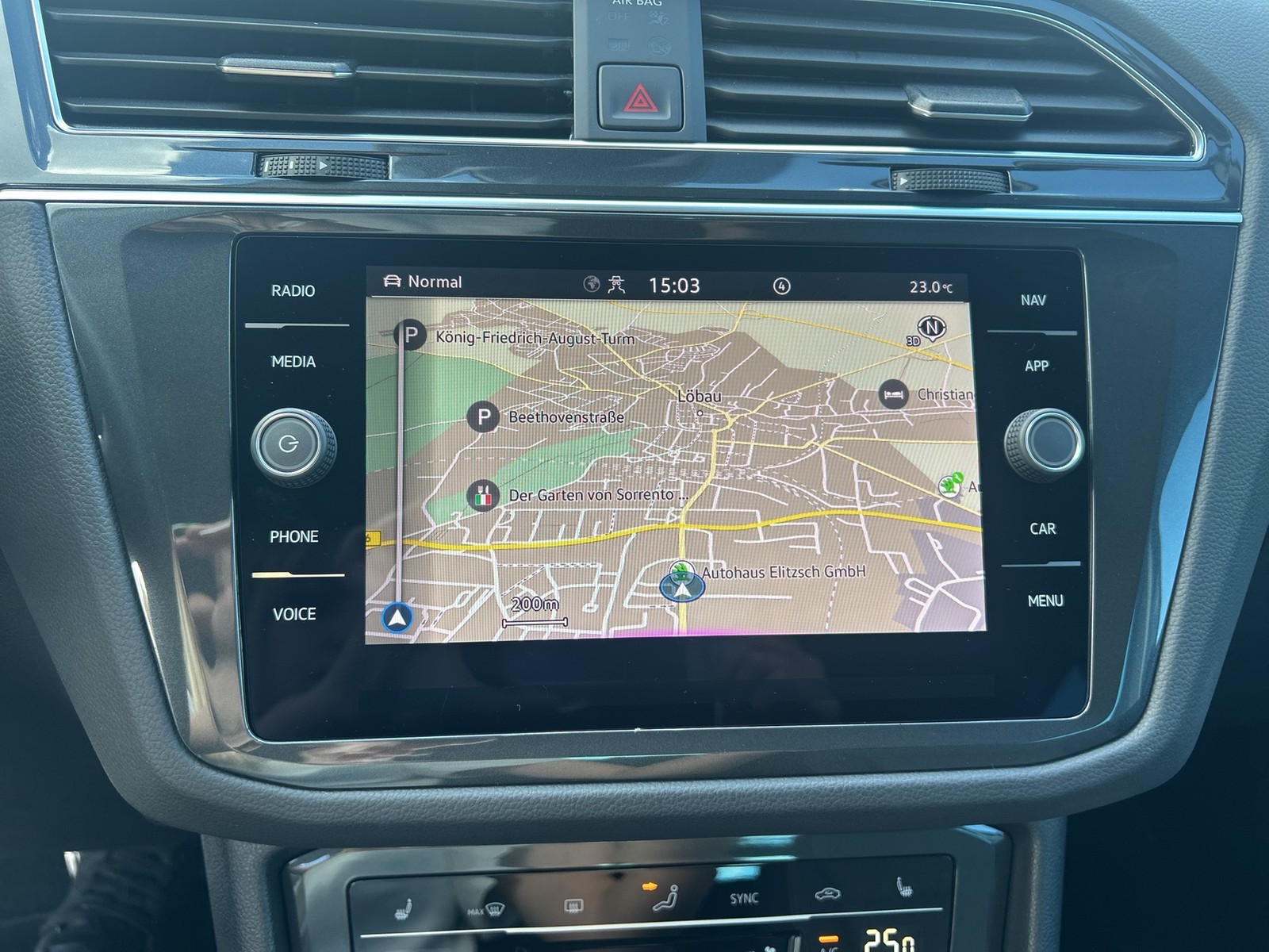 Fahrzeugabbildung Volkswagen Tiguan 1.5 TSI Move DSG Standhzg. LED Navi AID ACC PDC SH