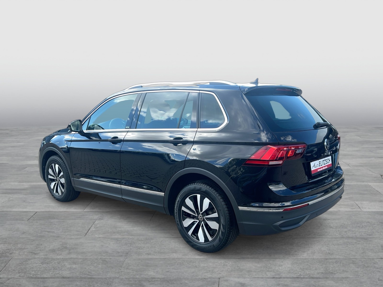 Fahrzeugabbildung Volkswagen Tiguan 1.5 TSI Move DSG Standhzg. LED Navi AID ACC PDC SH
