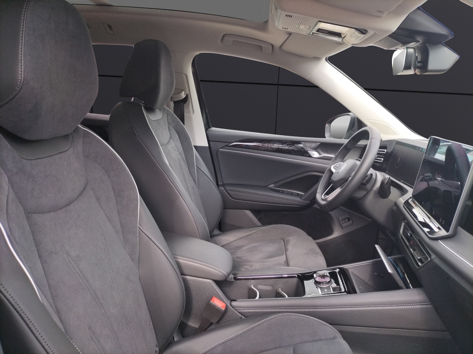 Fahrzeugabbildung Volkswagen Tiguan TDI Elegance DSG 4M LED AHK Navi HUD Pano AID ACC RFK SH