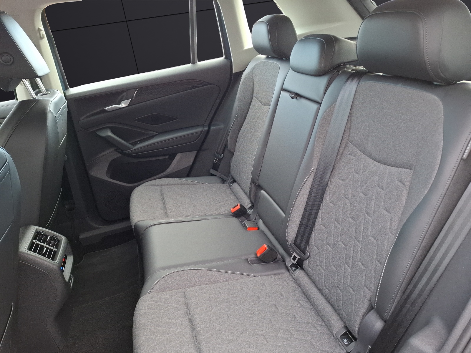 Fahrzeugabbildung Volkswagen Tiguan eTSI Life DSG Standhzg LED AHK Navi AID ACC RFK SH 20