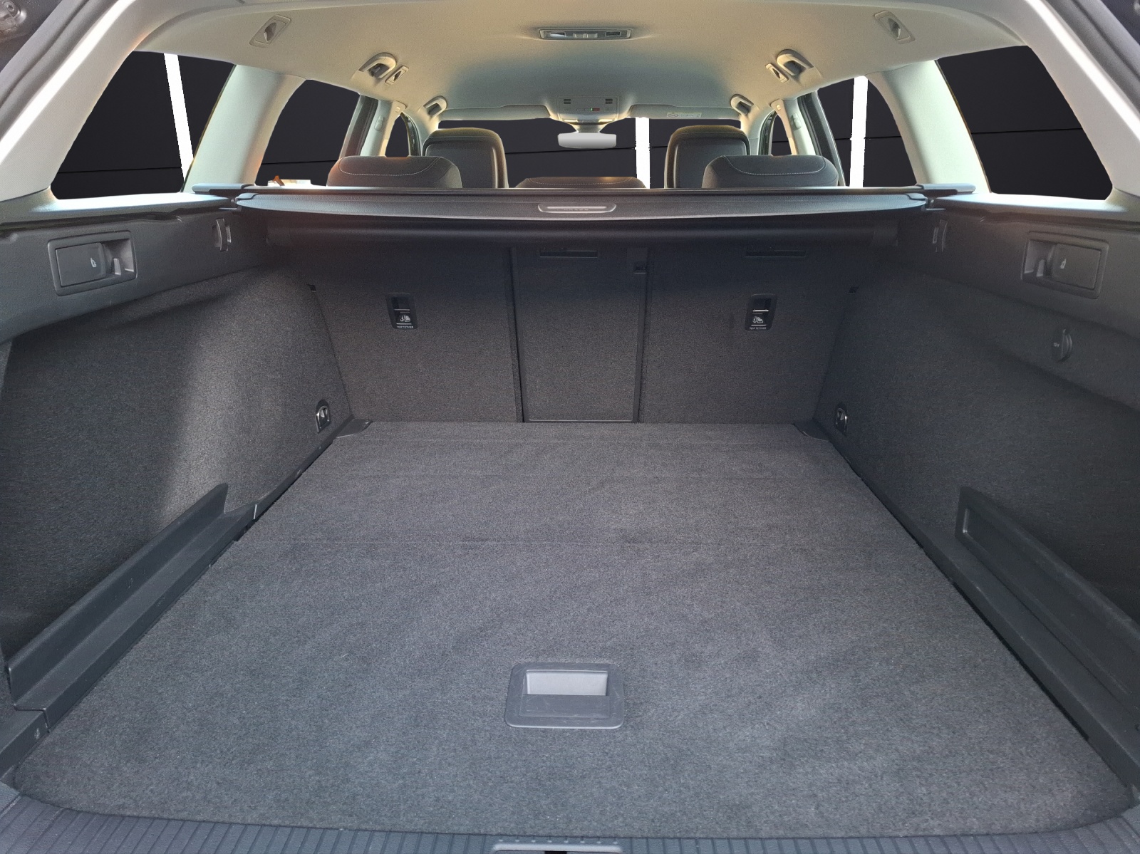 Fahrzeugabbildung Volkswagen Passat Variant TSI Business DSG Matrix Navi ACC RFK SH