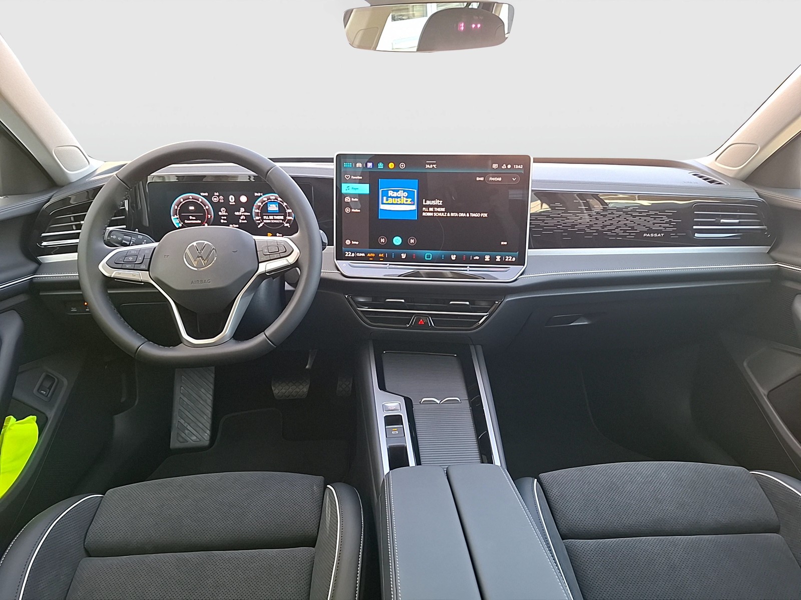 Fahrzeugabbildung Volkswagen Passat Variant eTSI Elegance DSG Matrix AHK Navi AID HUD ACC RFK SH
