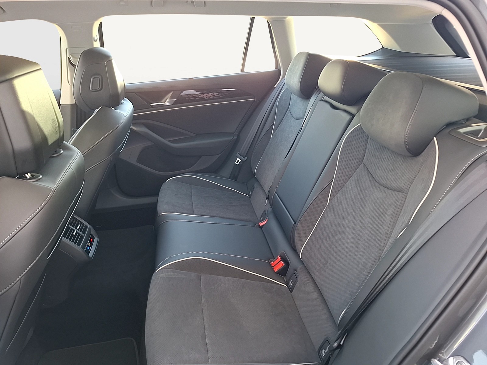 Fahrzeugabbildung Volkswagen Passat Variant eTSI Elegance DSG Matrix AHK Navi AID HUD ACC RFK SH