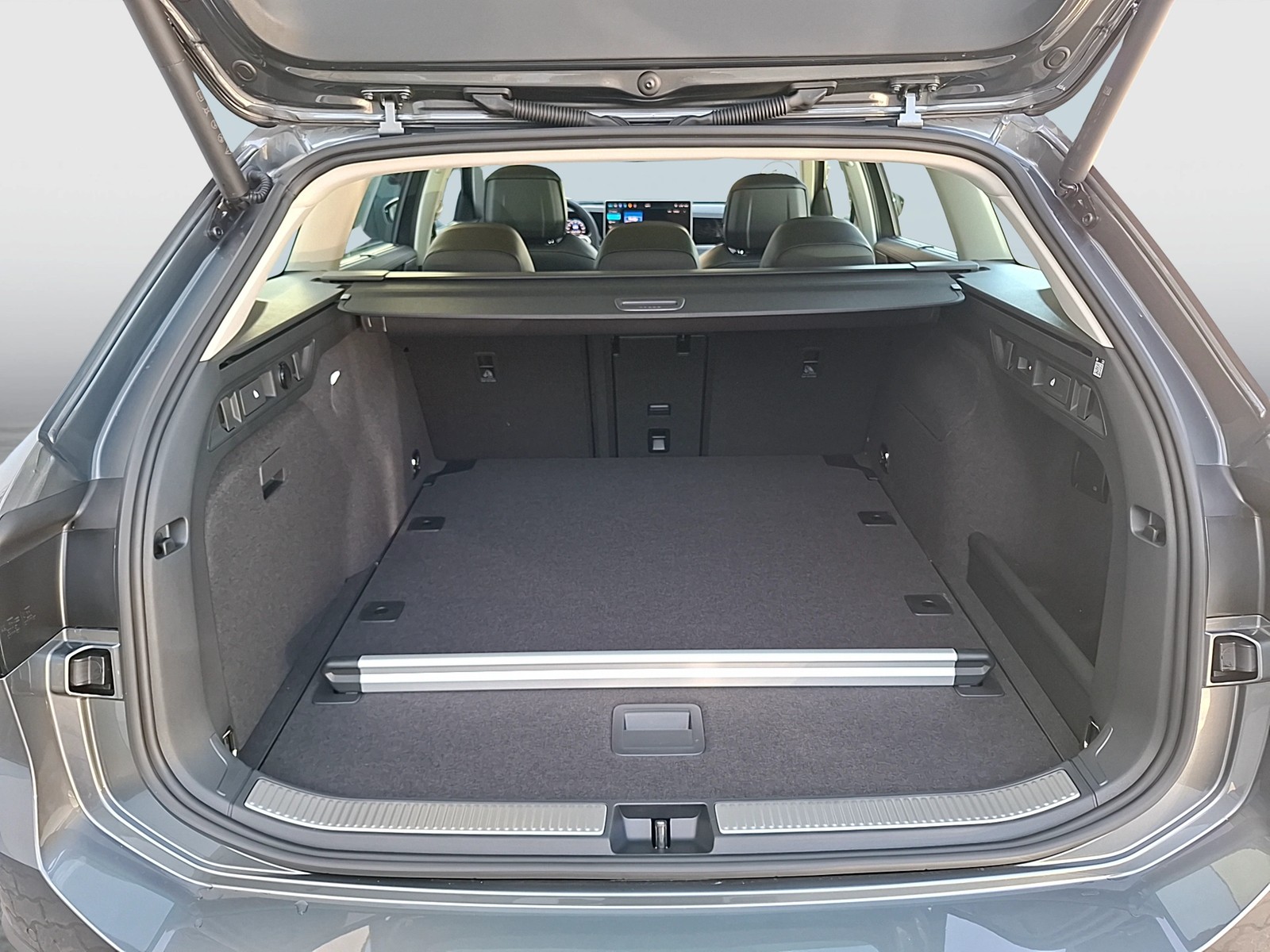 Fahrzeugabbildung Volkswagen Passat Variant eTSI Elegance DSG Matrix AHK Navi AID HUD ACC RFK SH