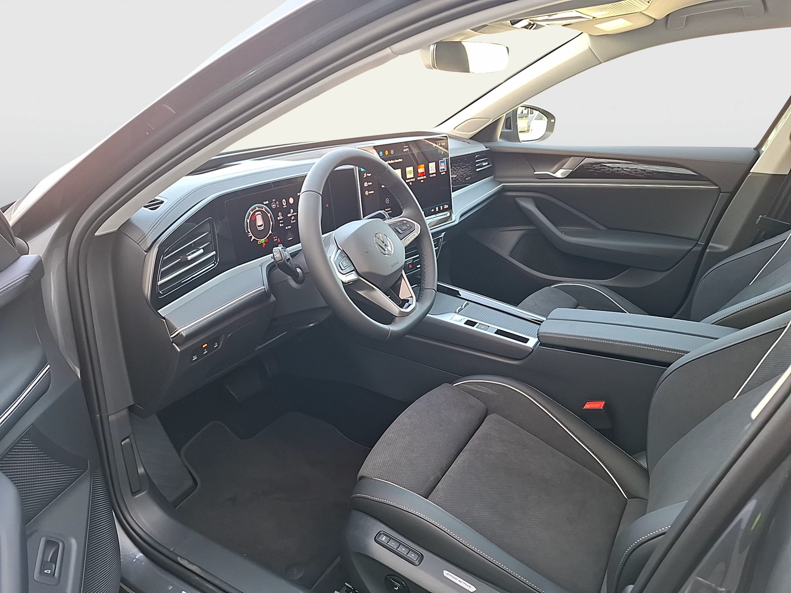 Fahrzeugabbildung Volkswagen Passat Variant eTSI Elegance DSG Matrix AHK Navi AID HUD ACC RFK SH