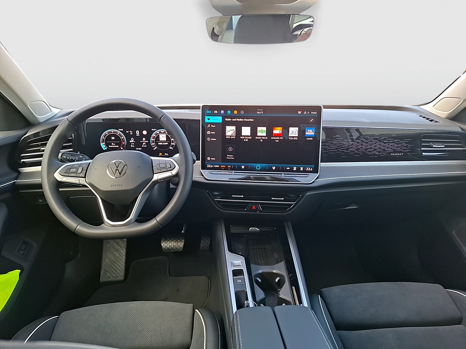 Fahrzeugabbildung Volkswagen Passat Variant eTSI Elegance DSG Matrix AHK Navi AID HUD ACC RFK SH