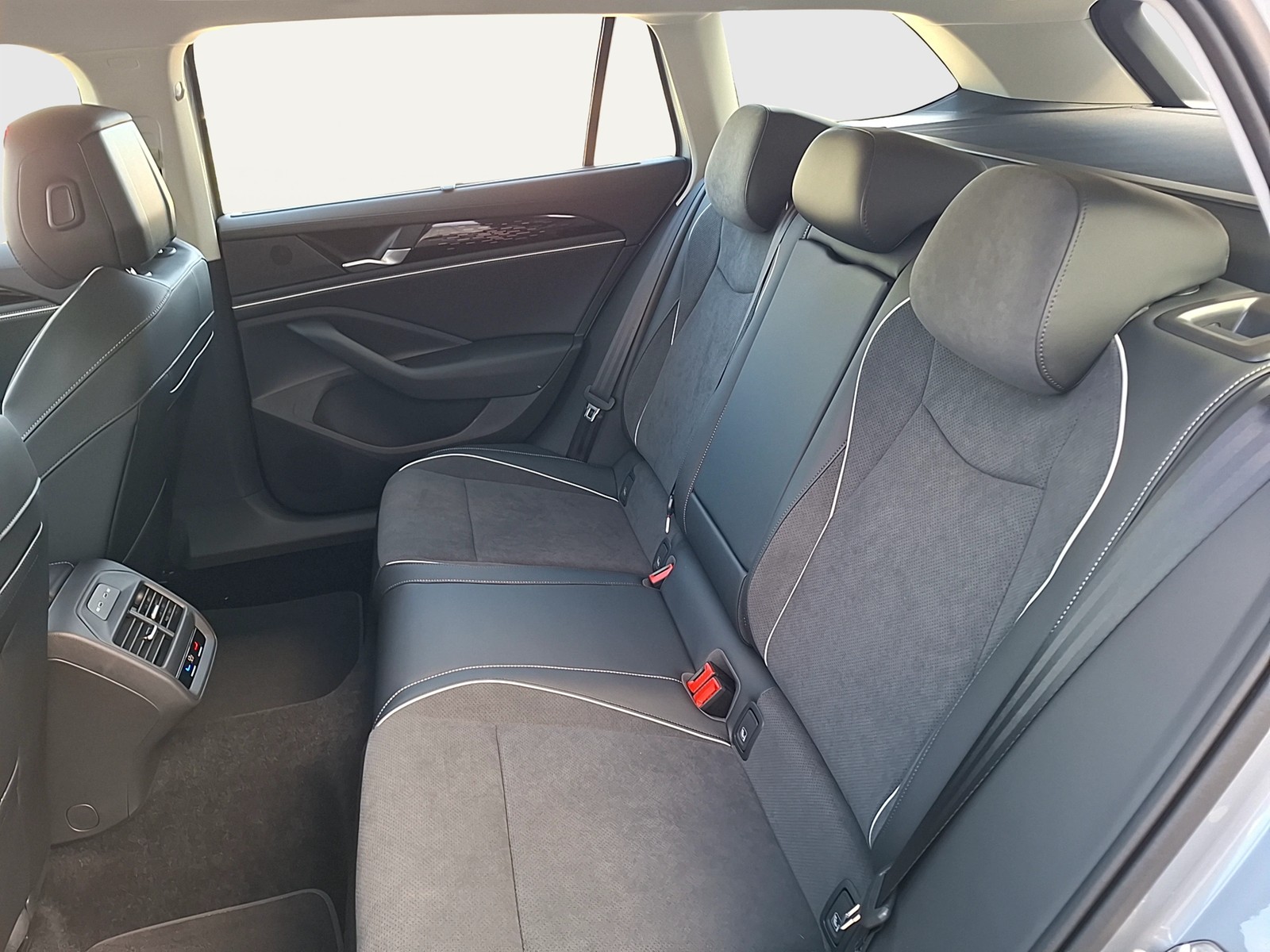 Fahrzeugabbildung Volkswagen Passat Variant eTSI Elegance DSG Matrix AHK Navi AID HUD ACC RFK SH