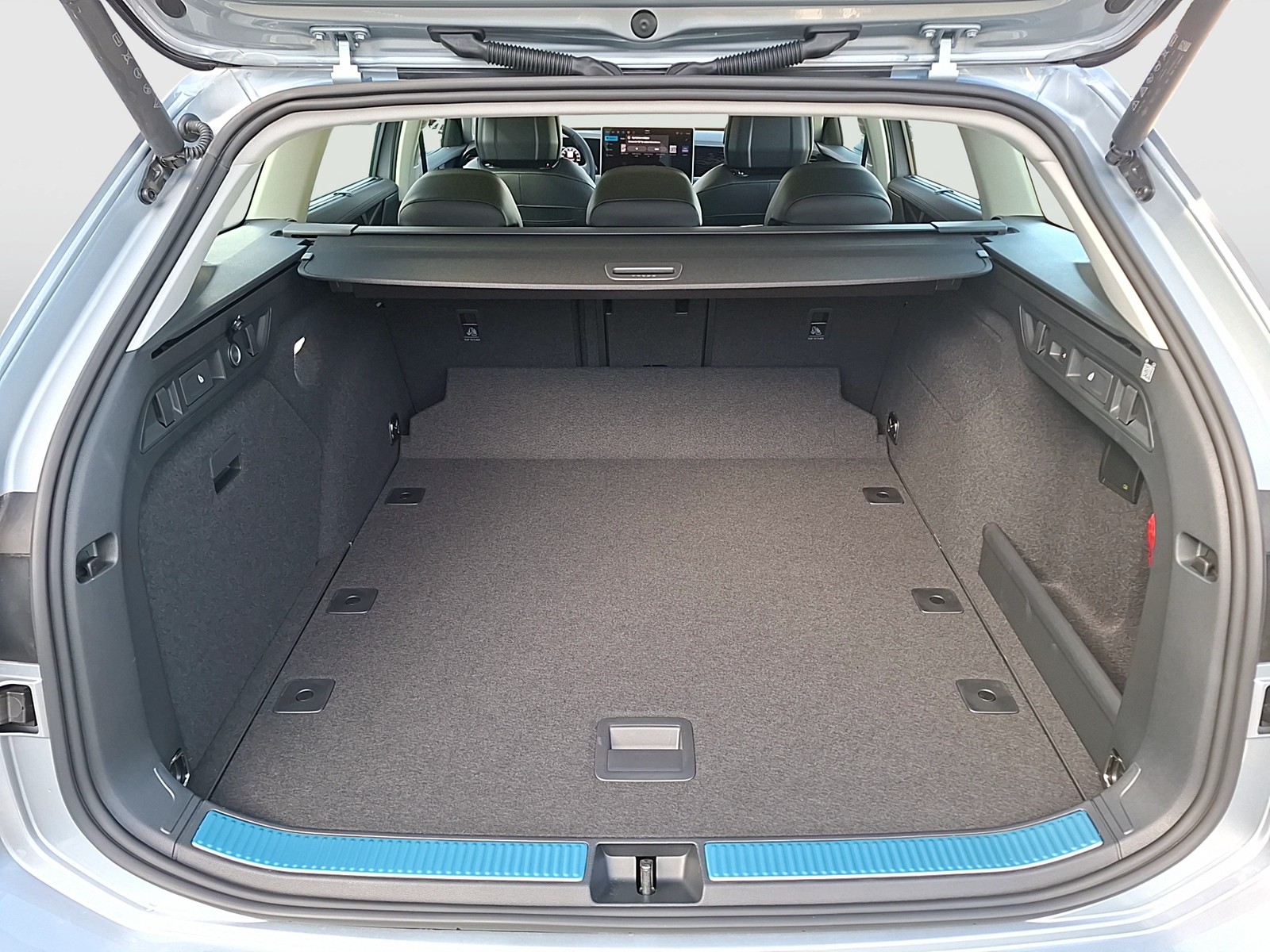 Fahrzeugabbildung Volkswagen Passat Variant eTSI Elegance DSG Matrix AHK Navi AID HUD ACC RFK SH