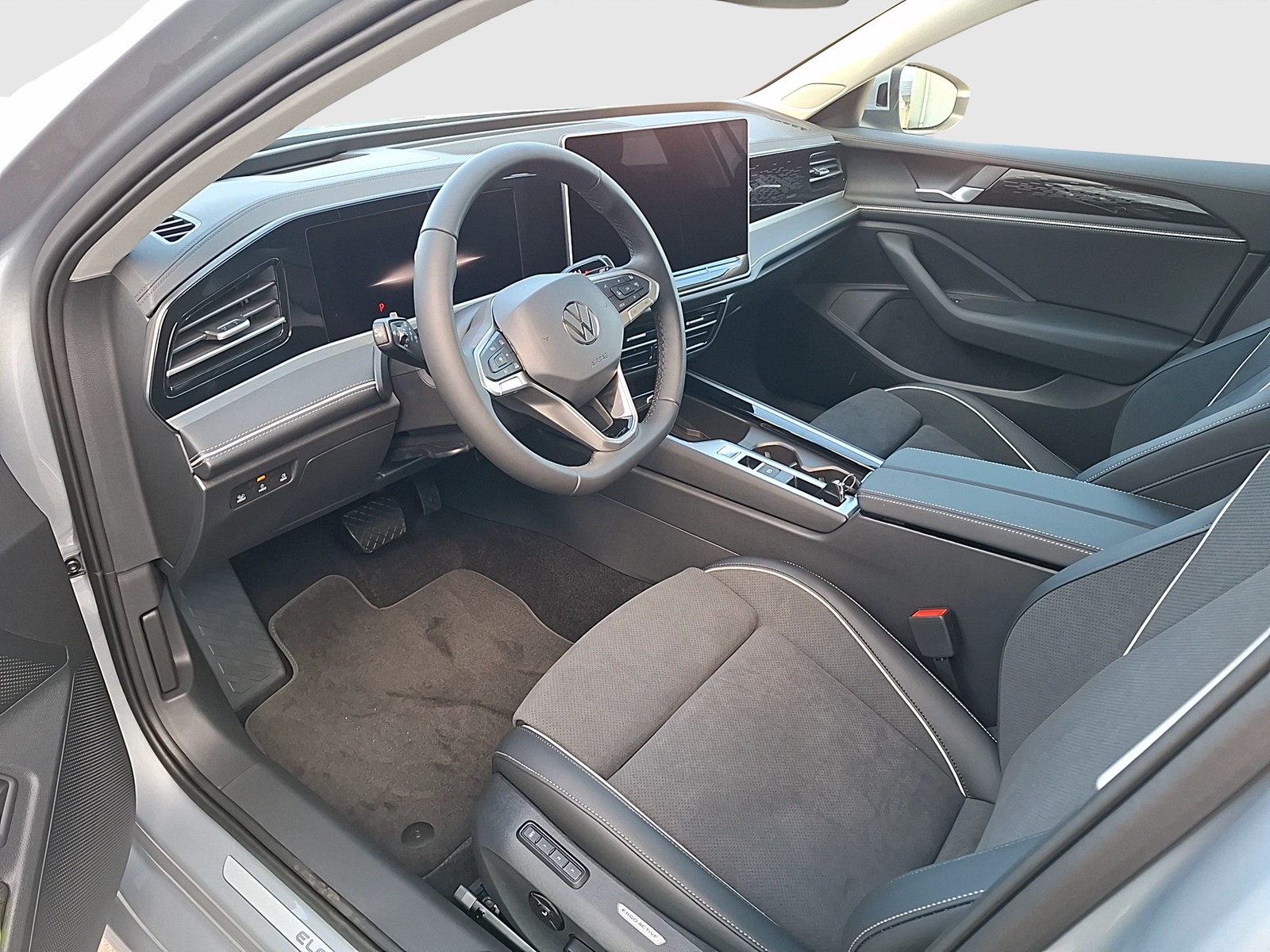 Fahrzeugabbildung Volkswagen Passat Variant eTSI Elegance DSG Matrix AHK Navi AID HUD ACC RFK SH