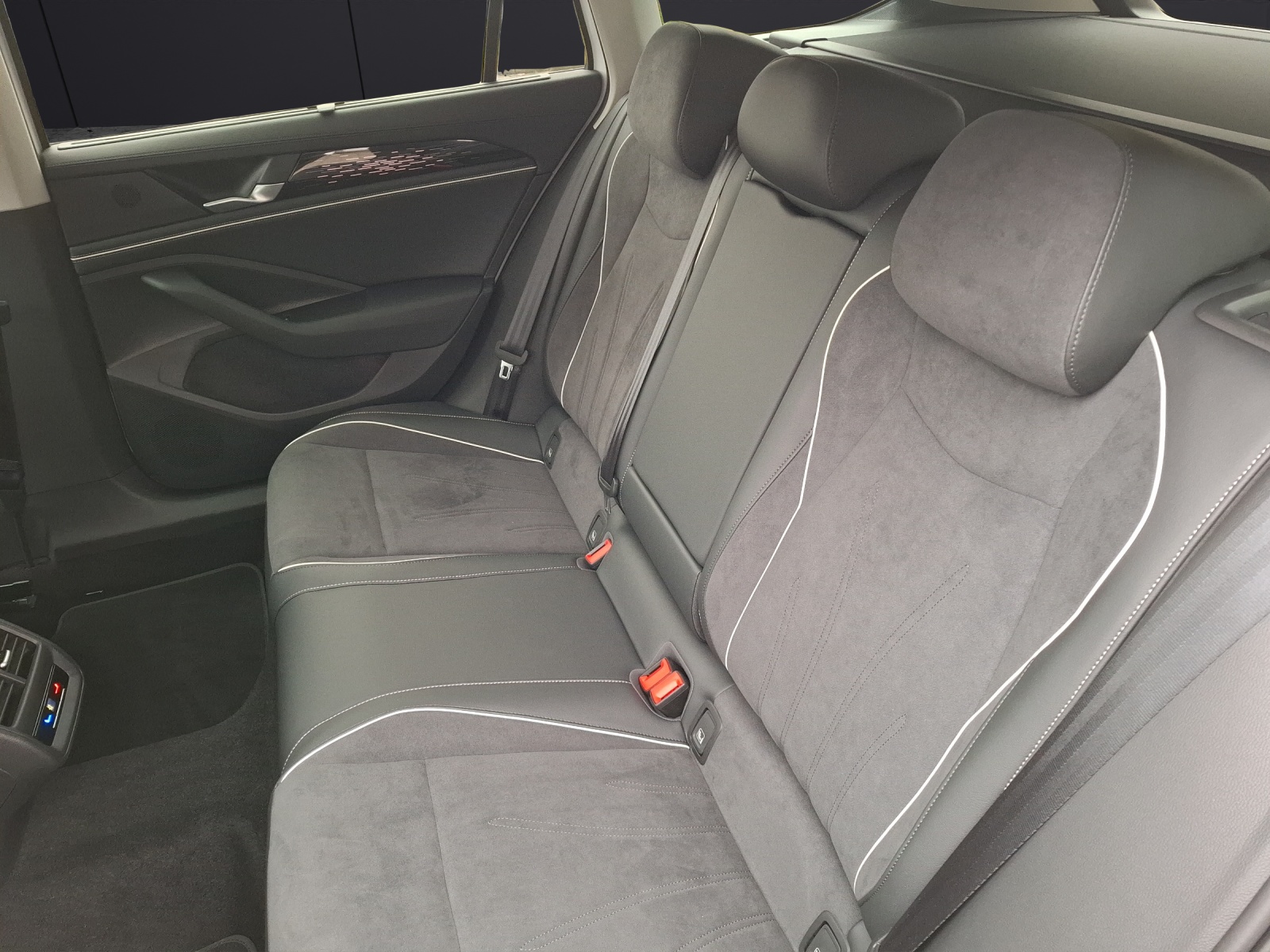 Fahrzeugabbildung Volkswagen Passat TDI DSG Elegance MATRIX ACC AHK AID NAVI