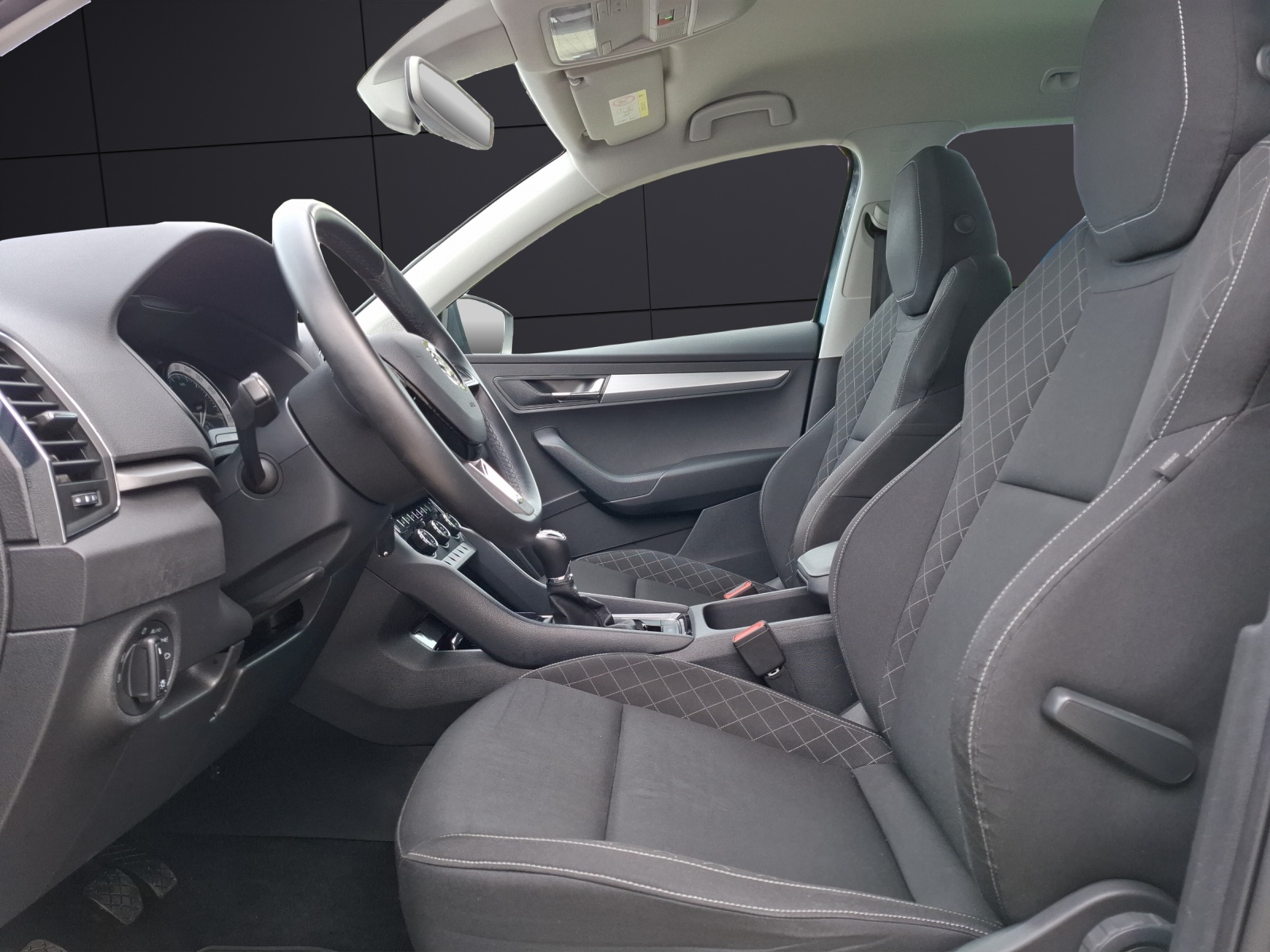 Fahrzeugabbildung SKODA Karoq TSI Ambition LED Navi GRA PDC SH LM