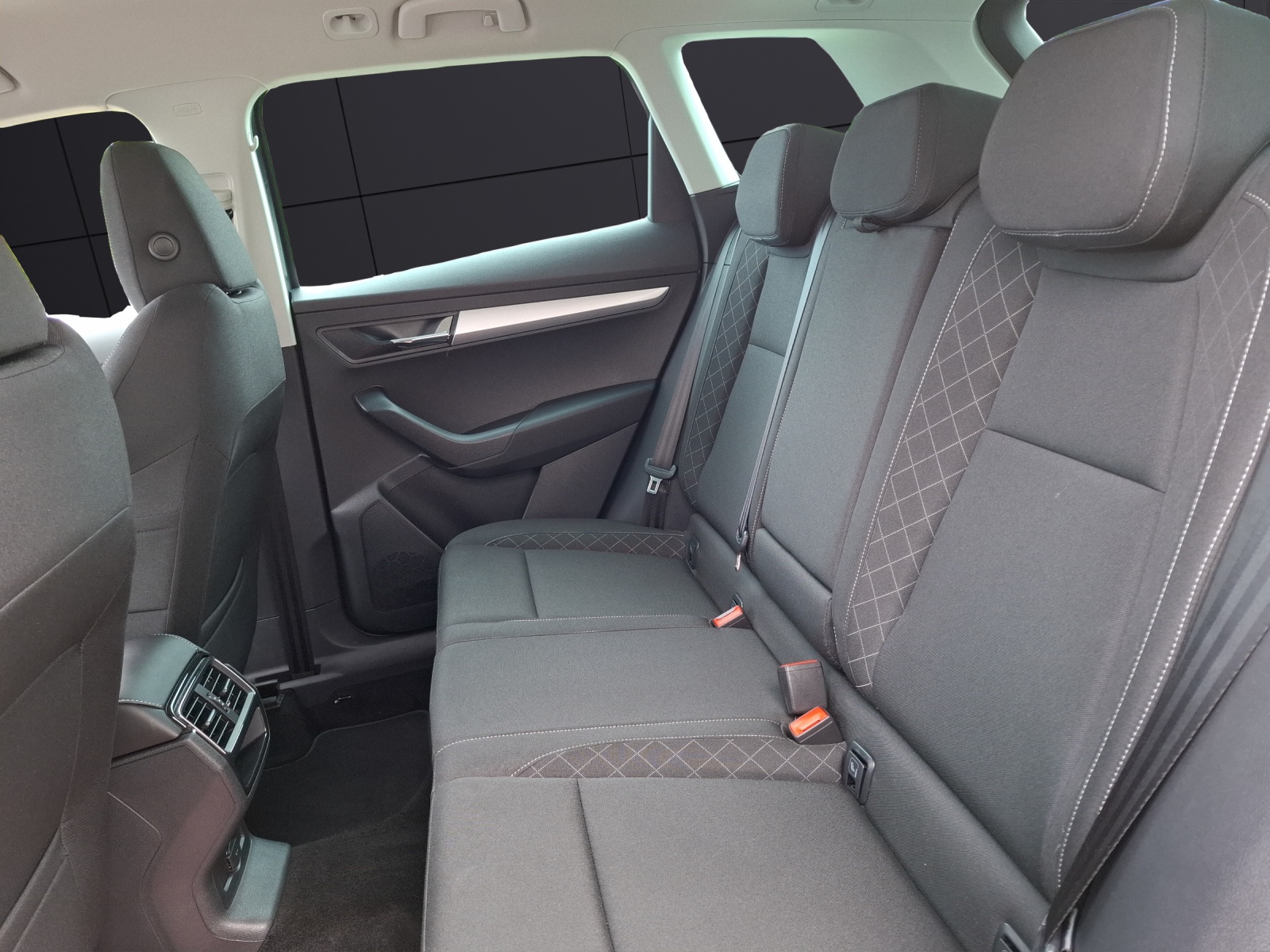 Fahrzeugabbildung SKODA Karoq TSI Ambition LED Navi GRA PDC SH LM