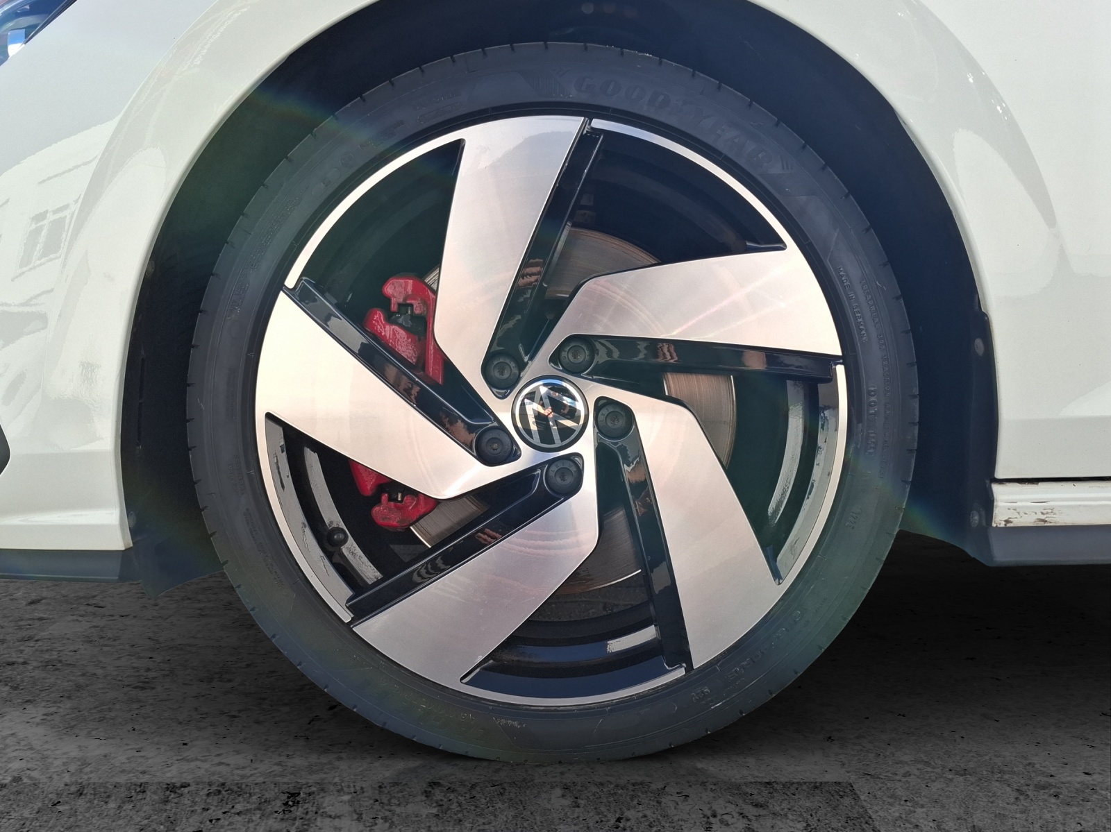 Fahrzeugabbildung Volkswagen Golf VIII GTI DSG Matrix AHK Navi Pano AID ACC RFK Harman SH