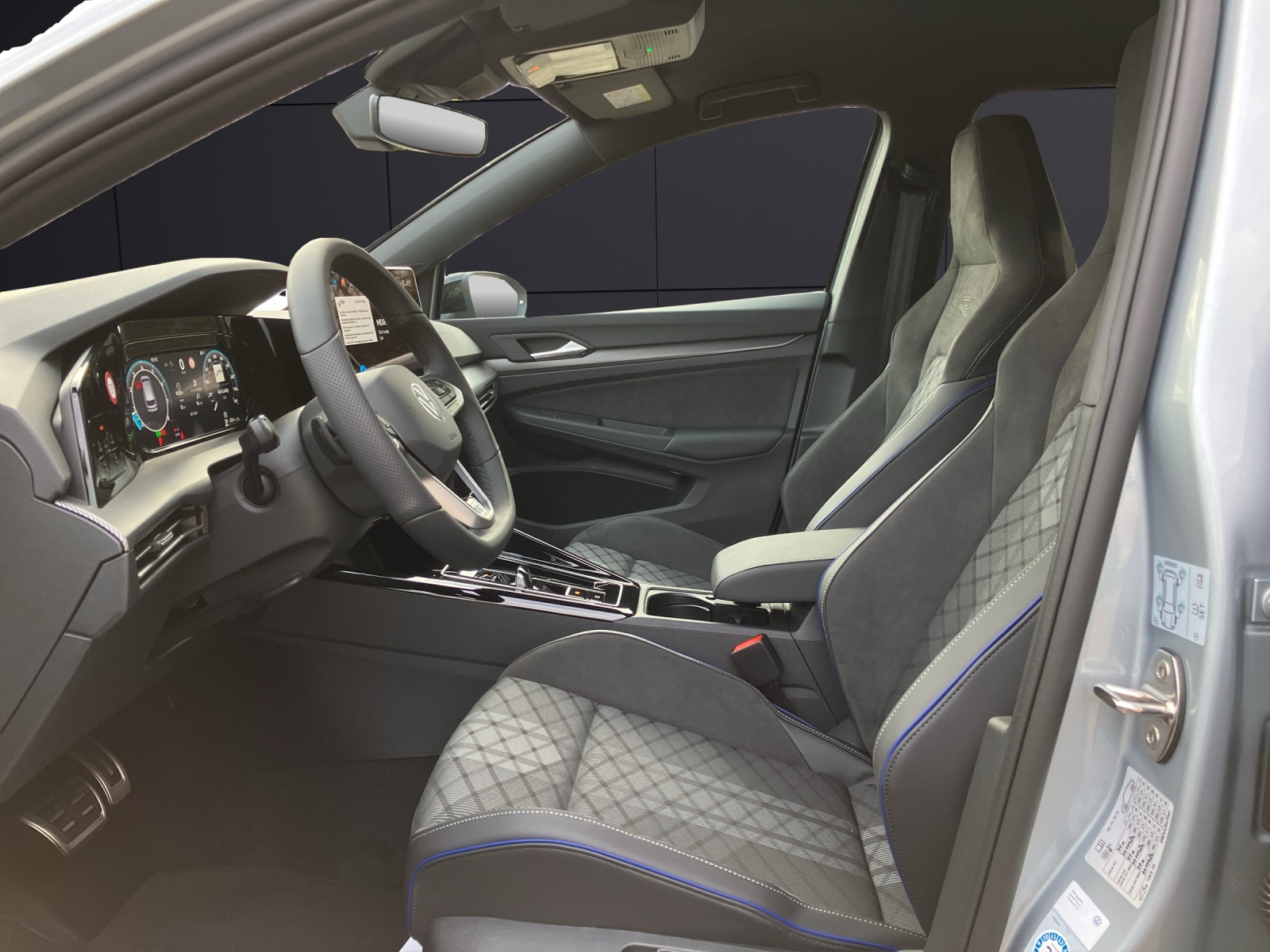 Fahrzeugabbildung Volkswagen Golf VIII Variant R-Line TSI 4M DSG ACC AHK SH LRHzg HuD RearView Ambiente AirCare Navi DAB+