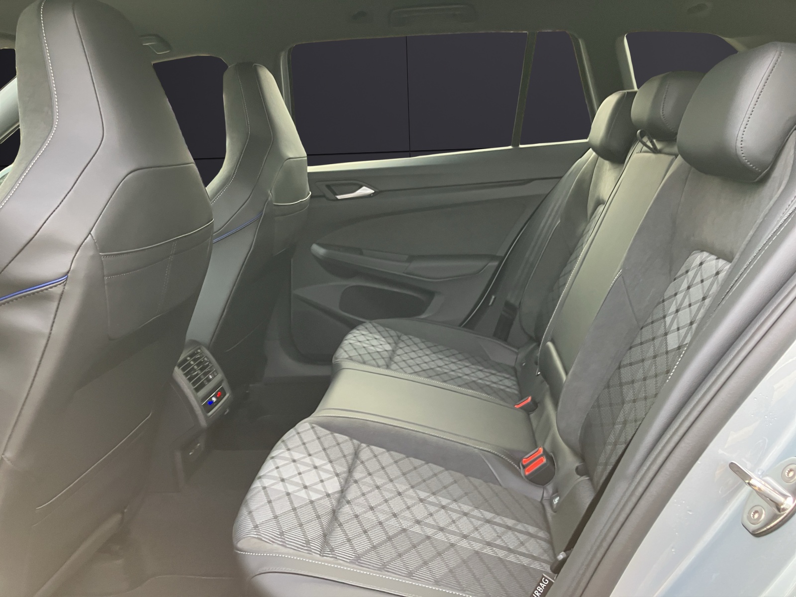 Fahrzeugabbildung Volkswagen Golf VIII Variant R-Line TSI 4M DSG ACC AHK SH LRHzg HuD RearView Ambiente AirCare Navi DAB+