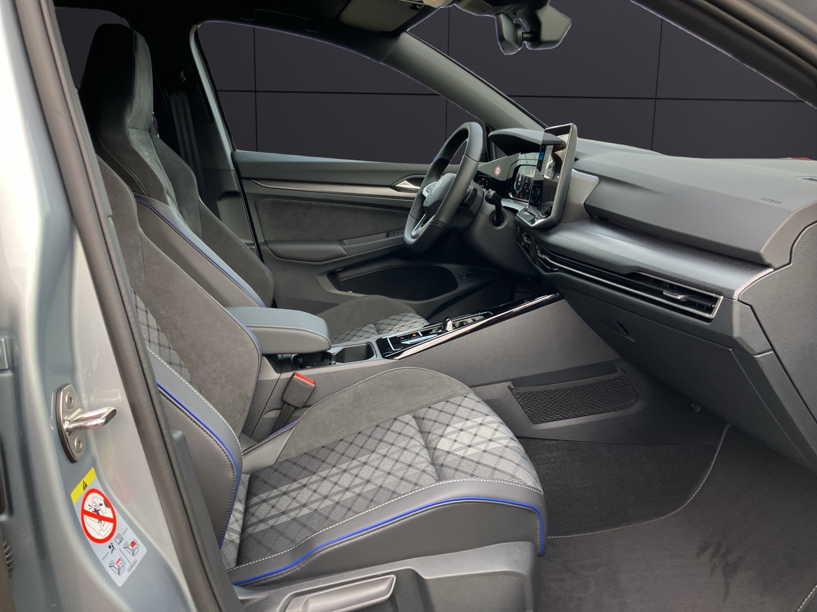 Fahrzeugabbildung Volkswagen Golf VIII Variant R-Line TSI 4M DSG ACC AHK SH LRHzg HuD RearView Ambiente AirCare Navi DAB+