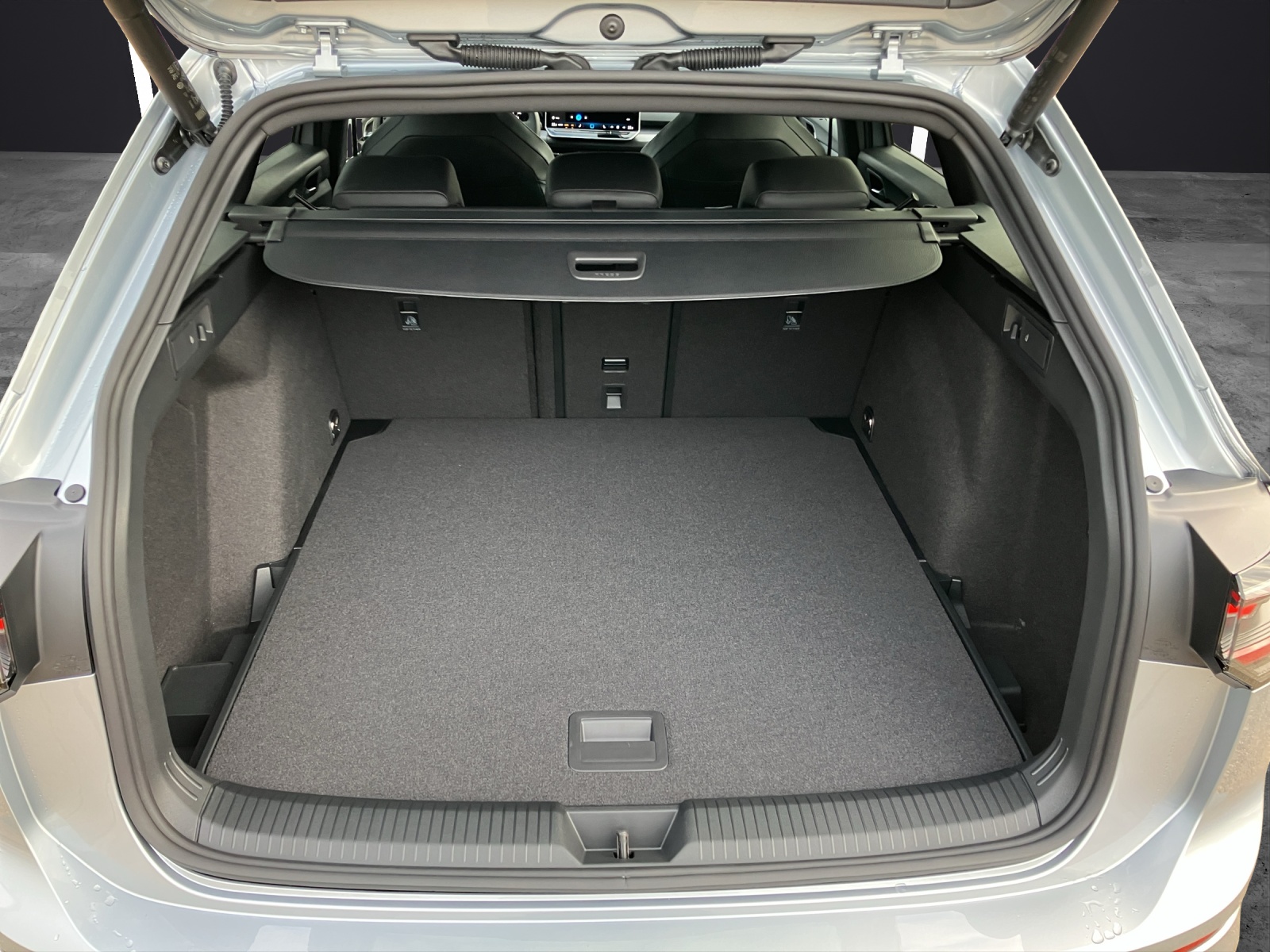 Fahrzeugabbildung Volkswagen Golf VIII Variant R-Line TSI 4M DSG ACC AHK SH LRHzg HuD RearView Ambiente AirCare Navi DAB+