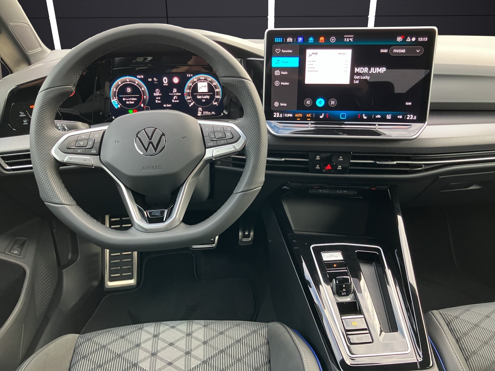 Fahrzeugabbildung Volkswagen Golf VIII Variant R-Line TSI 4M DSG ACC AHK SH LRHzg HuD RearView Ambiente AirCare Navi DAB+