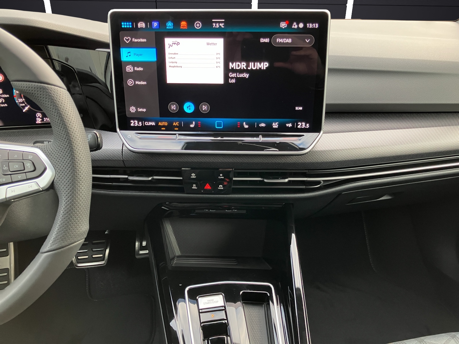 Fahrzeugabbildung Volkswagen Golf VIII Variant R-Line TSI 4M DSG ACC AHK SH LRHzg HuD RearView Ambiente AirCare Navi DAB+