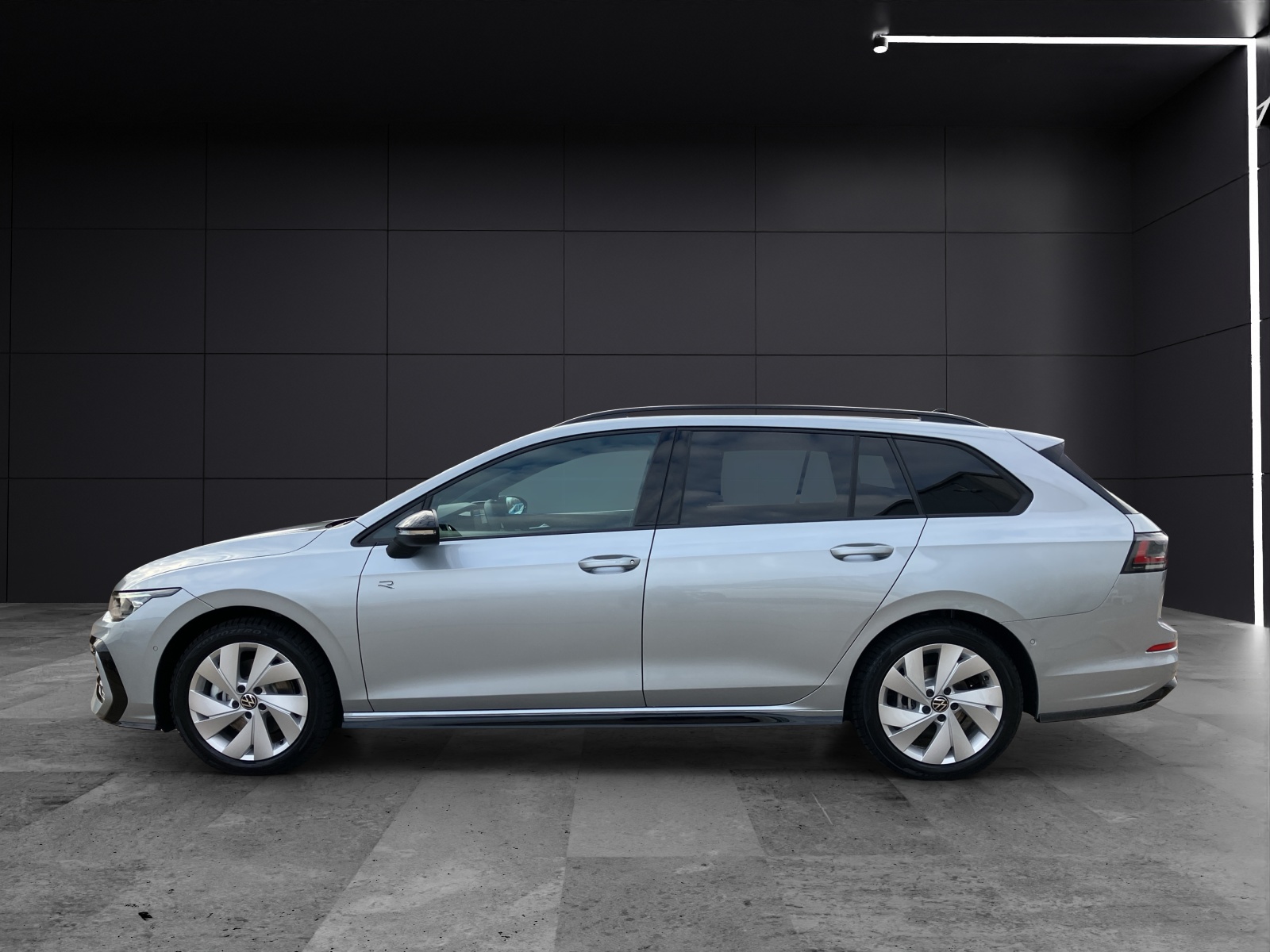 Fahrzeugabbildung Volkswagen Golf VIII Variant R-Line TSI 4M DSG ACC AHK SH LRHzg HuD RearView Ambiente AirCare Navi DAB+