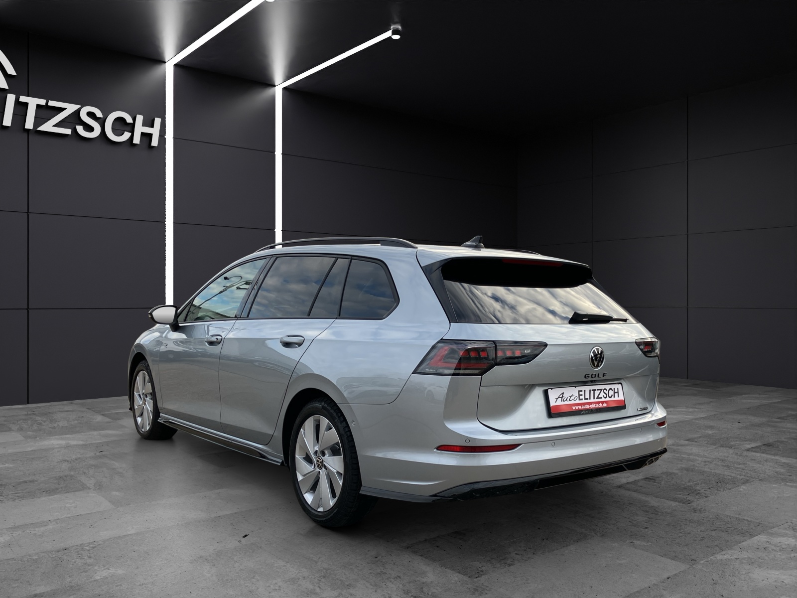 Fahrzeugabbildung Volkswagen Golf VIII Variant R-Line TSI 4M DSG ACC AHK SH LRHzg HuD RearView Ambiente AirCare Navi DAB+