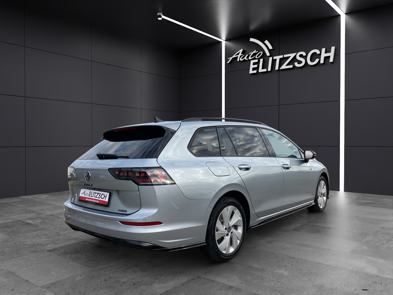 Fahrzeugabbildung Volkswagen Golf VIII Variant R-Line TSI 4M DSG ACC AHK SH LRHzg HuD RearView Ambiente AirCare Navi DAB+