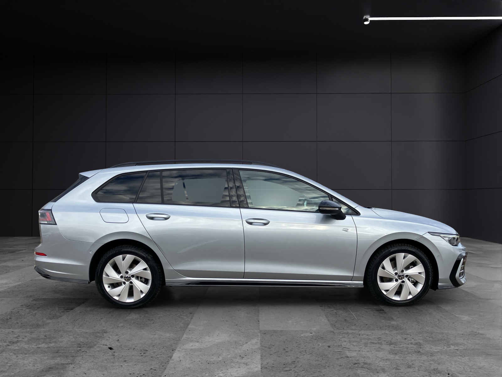 Fahrzeugabbildung Volkswagen Golf VIII Variant R-Line TSI 4M DSG ACC AHK SH LRHzg HuD RearView Ambiente AirCare Navi DAB+