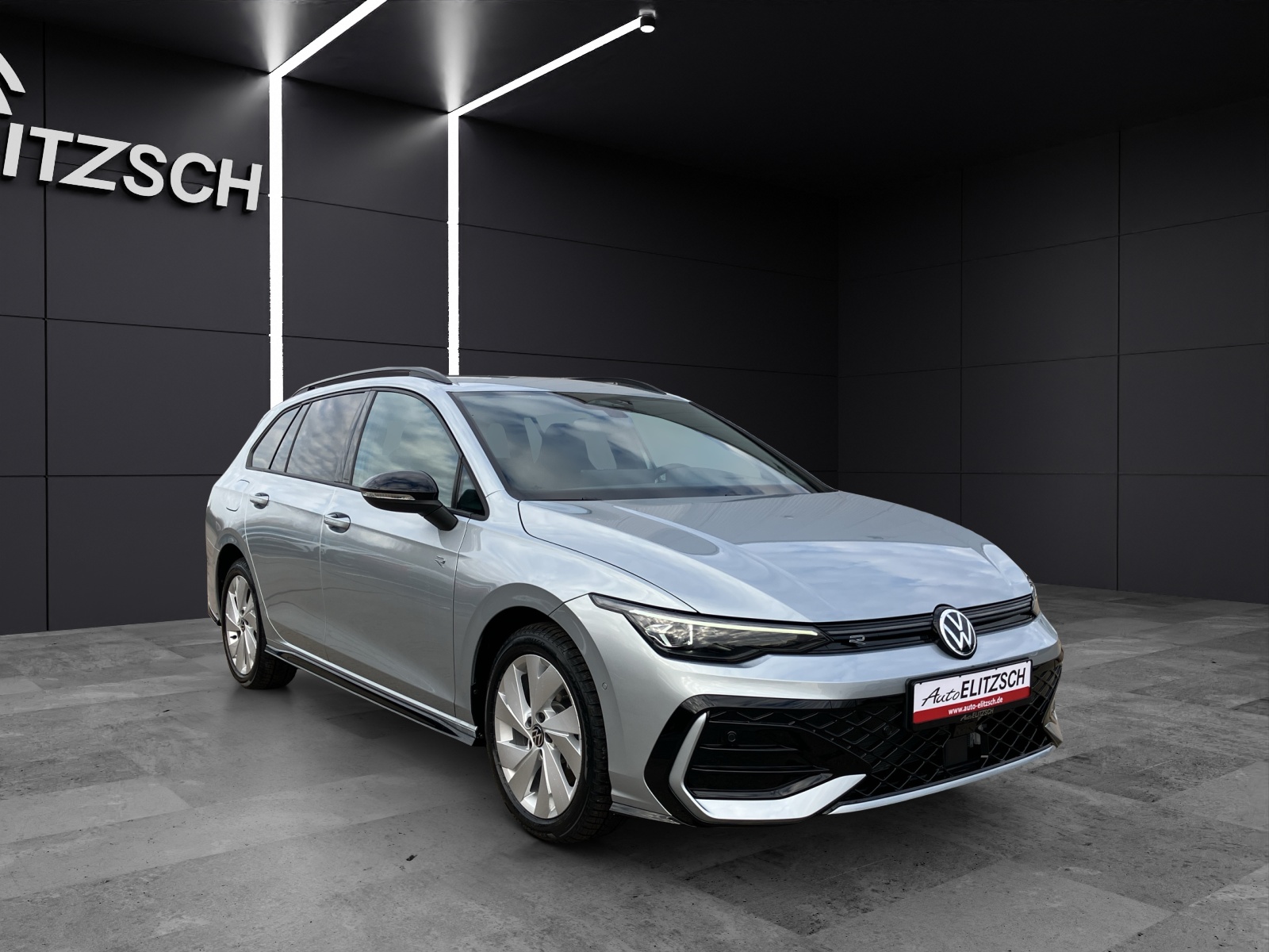 Fahrzeugabbildung Volkswagen Golf VIII Variant R-Line TSI 4M DSG ACC AHK SH LRHzg HuD RearView Ambiente AirCare Navi DAB+