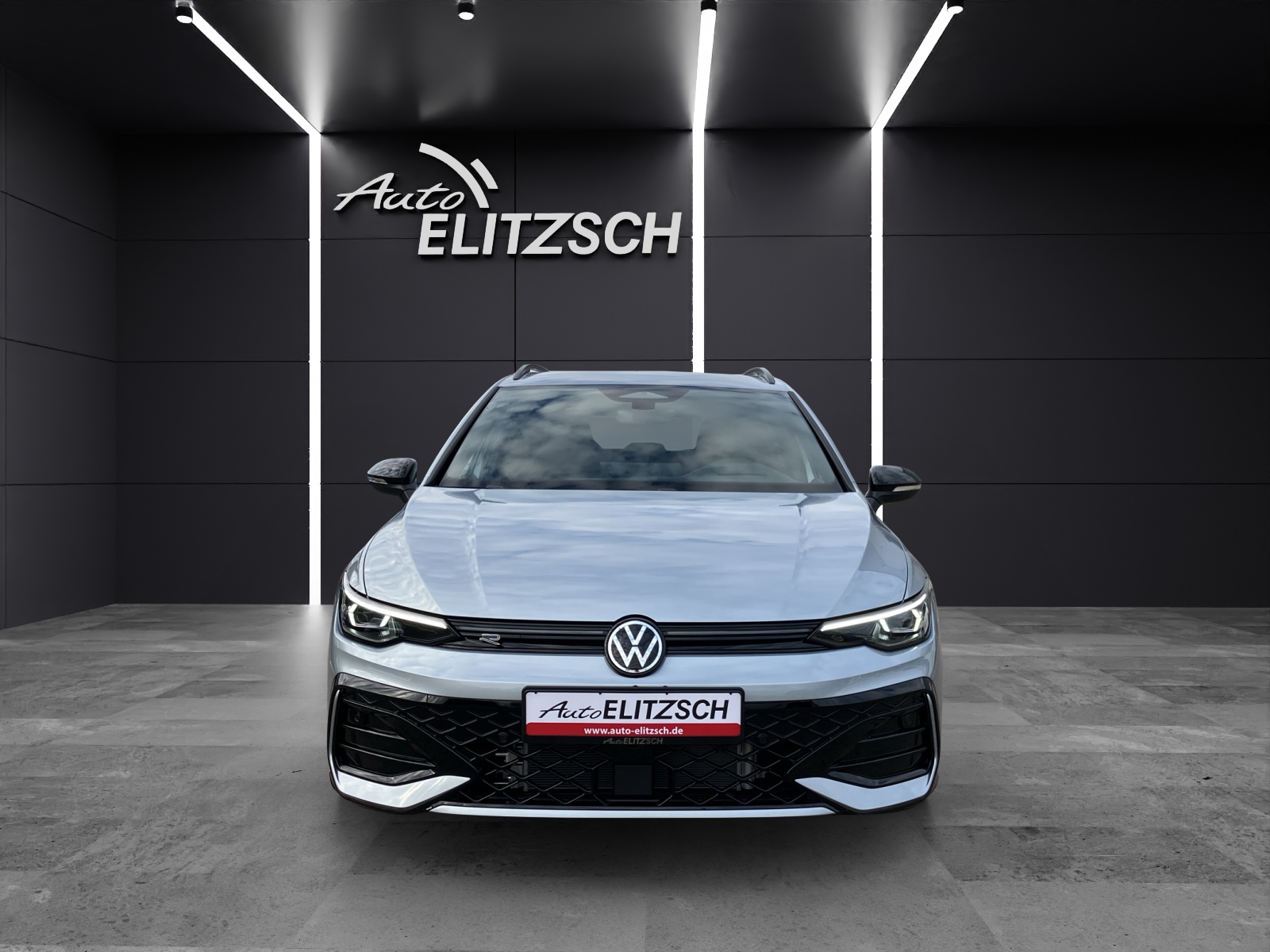 Fahrzeugabbildung Volkswagen Golf VIII Variant R-Line TSI 4M DSG ACC AHK SH LRHzg HuD RearView Ambiente AirCare Navi DAB+