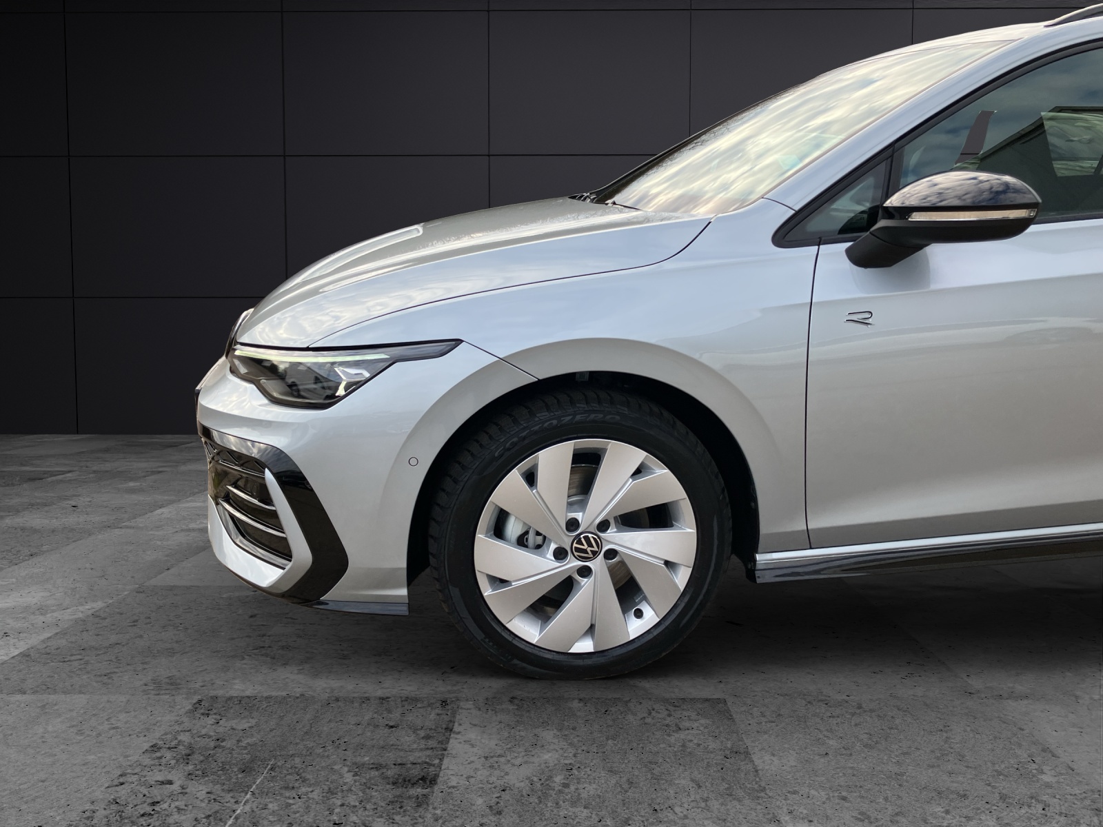 Fahrzeugabbildung Volkswagen Golf VIII Variant R-Line TSI 4M DSG ACC AHK SH LRHzg HuD RearView Ambiente AirCare Navi DAB+