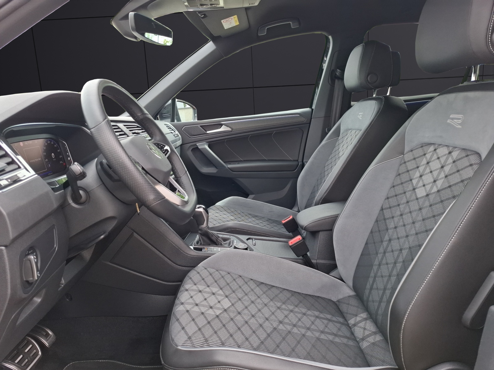Fahrzeugabbildung Volkswagen Tiguan TDI R-Line DSG 4M Matrix AHK Navi AID ACC RFK 19