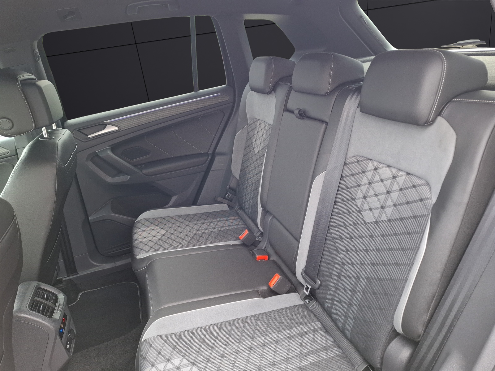 Fahrzeugabbildung Volkswagen Tiguan TDI R-Line DSG 4M Matrix AHK Navi AID ACC RFK 19