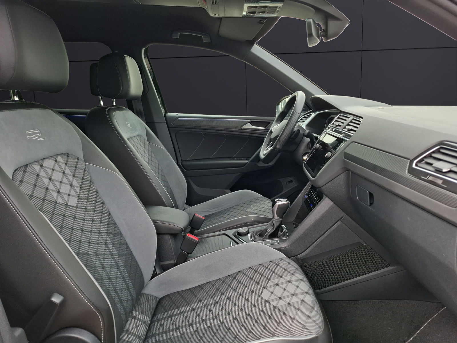 Fahrzeugabbildung Volkswagen Tiguan TDI R-Line DSG 4M Matrix AHK Navi AID ACC RFK 19