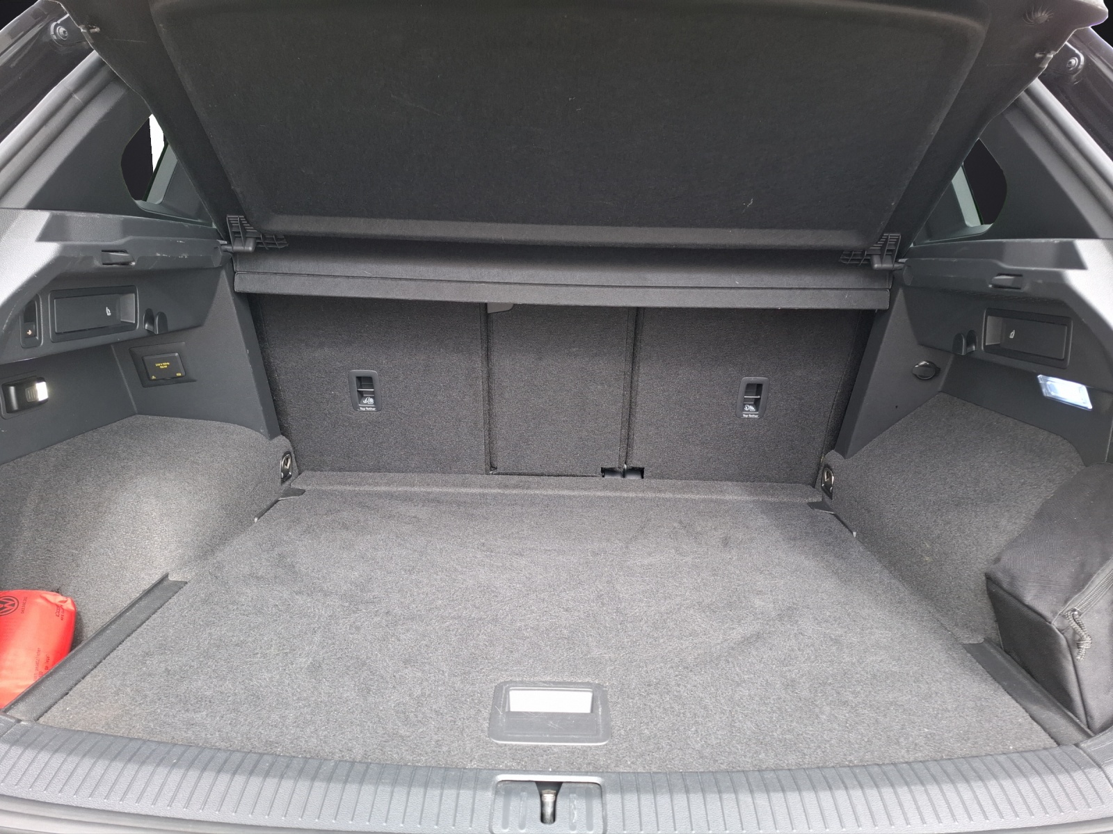 Fahrzeugabbildung Volkswagen Tiguan TDI R-Line DSG 4M Matrix AHK Navi AID ACC RFK 19
