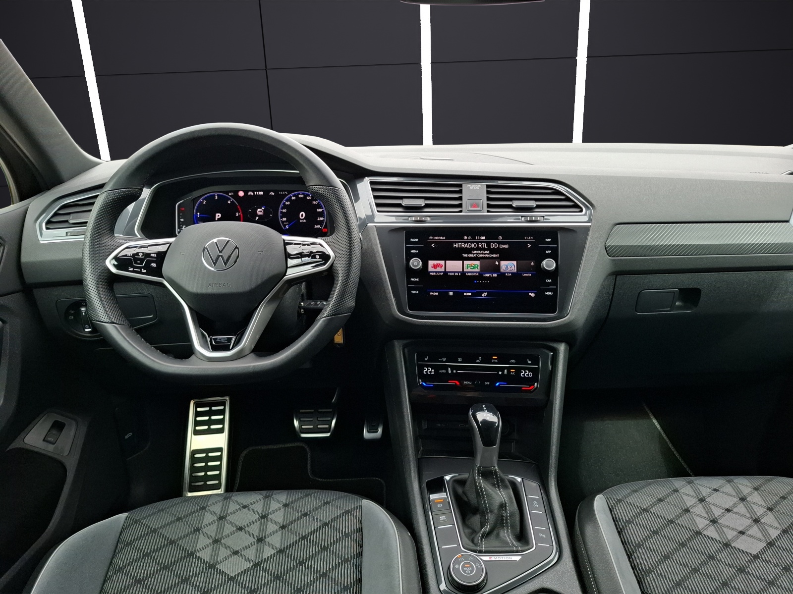Fahrzeugabbildung Volkswagen Tiguan TDI R-Line DSG 4M Matrix AHK Navi AID ACC RFK 19