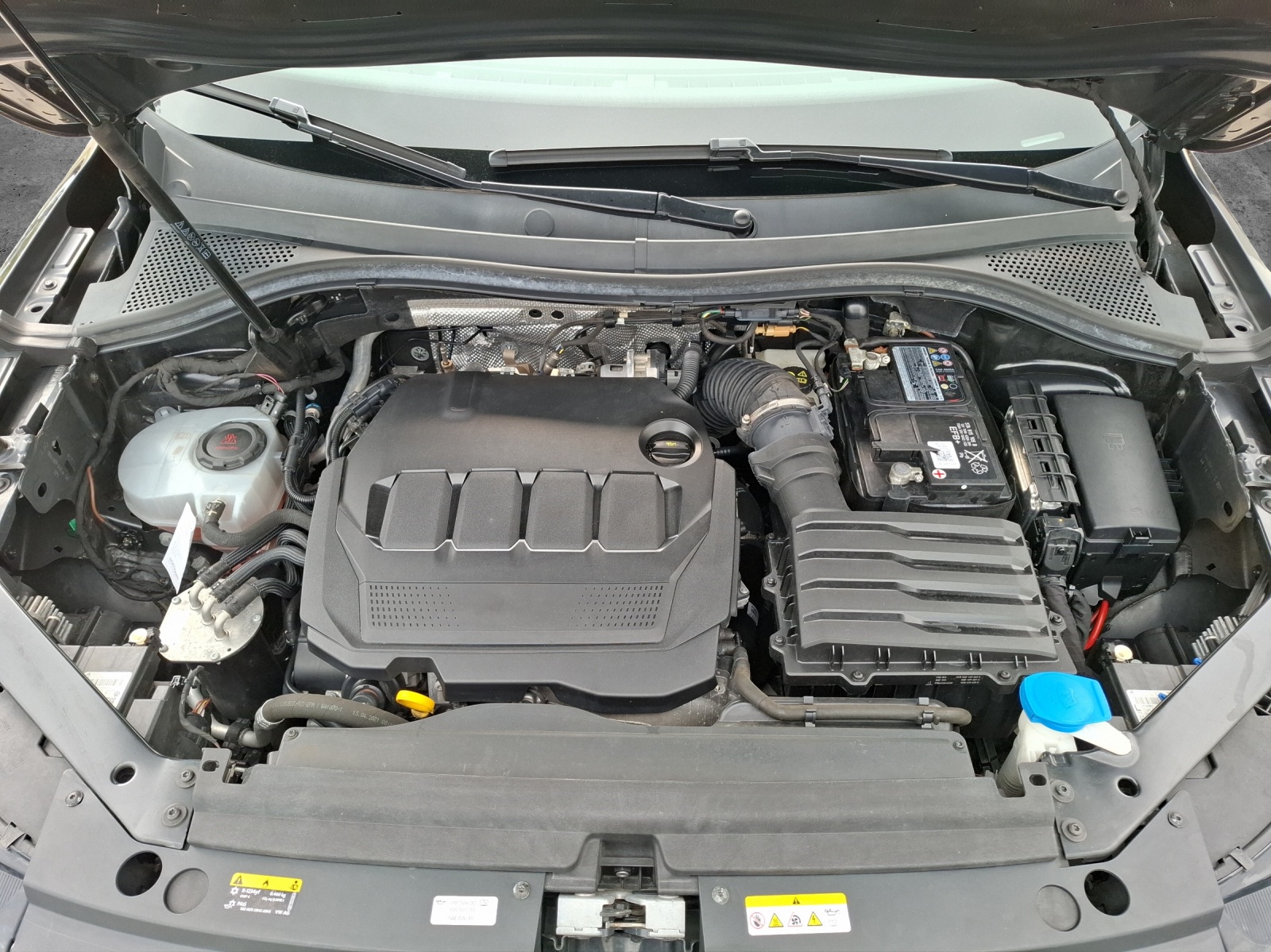 Fahrzeugabbildung Volkswagen Tiguan TDI R-Line DSG 4M Matrix AHK Navi AID ACC RFK 19