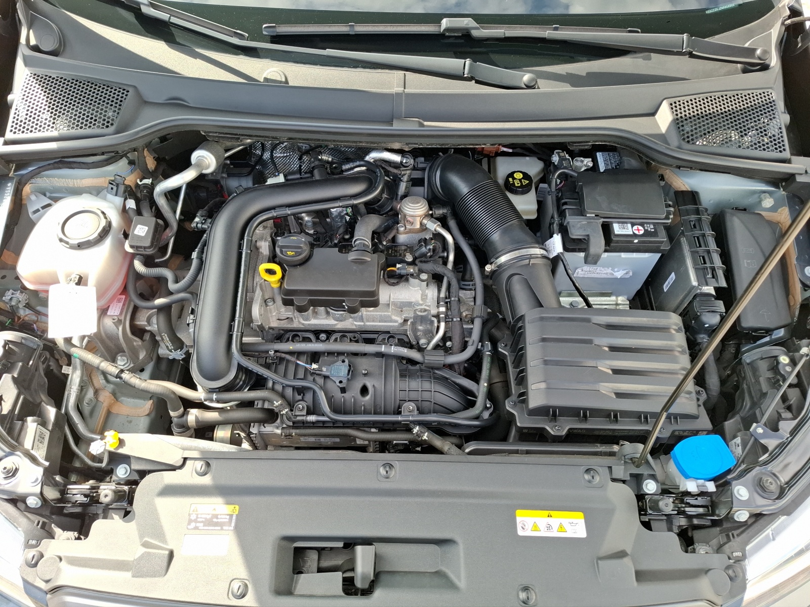 Fahrzeugabbildung SEAT Arona TSI FR-Line DSG LED Navi AID ACC RFK SH LM