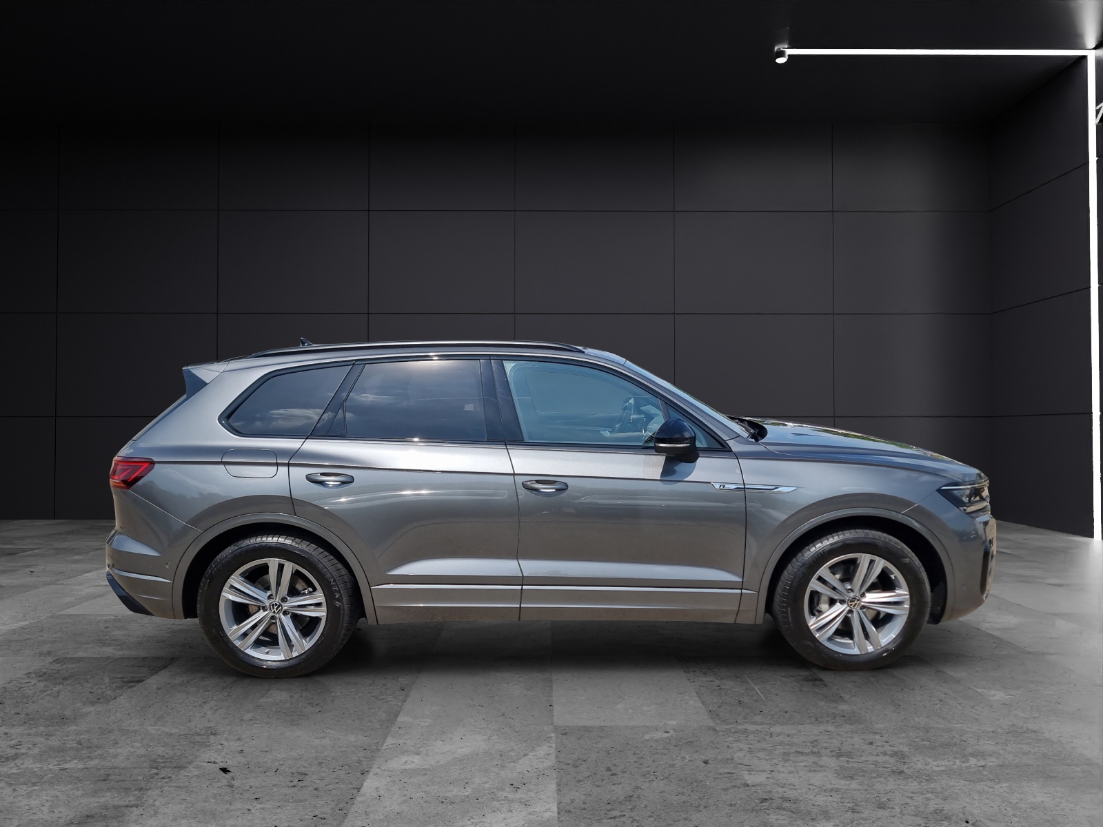 Fahrzeugabbildung Volkswagen Touareg TDI R-Line 4M Matrix STH Luft Pano RFK AppCon ACC SH