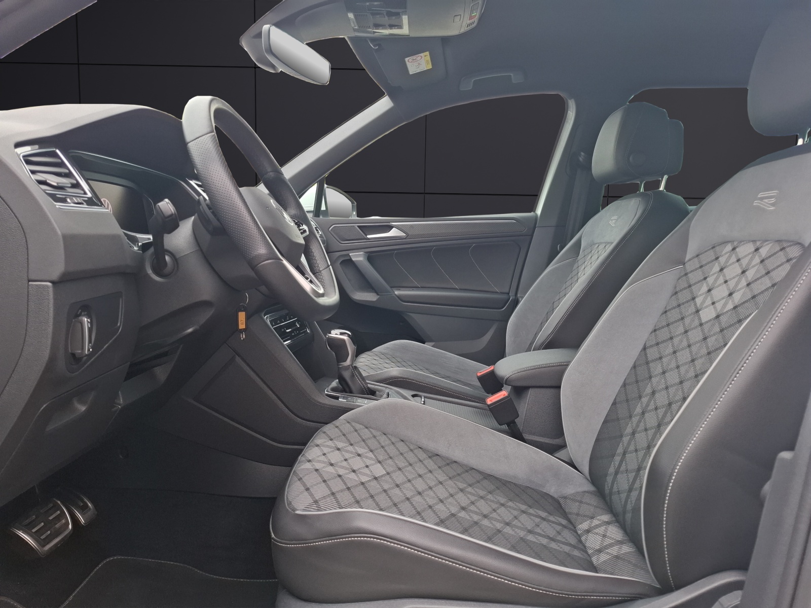 Fahrzeugabbildung Volkswagen Tiguan eHybrid R-Line DSG Matrix Navi AID ACC SHZ 19