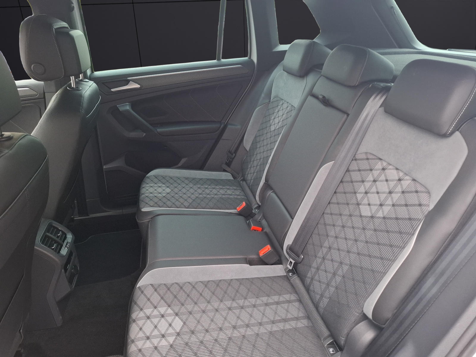 Fahrzeugabbildung Volkswagen Tiguan eHybrid R-Line DSG Matrix Navi AID ACC SHZ 19