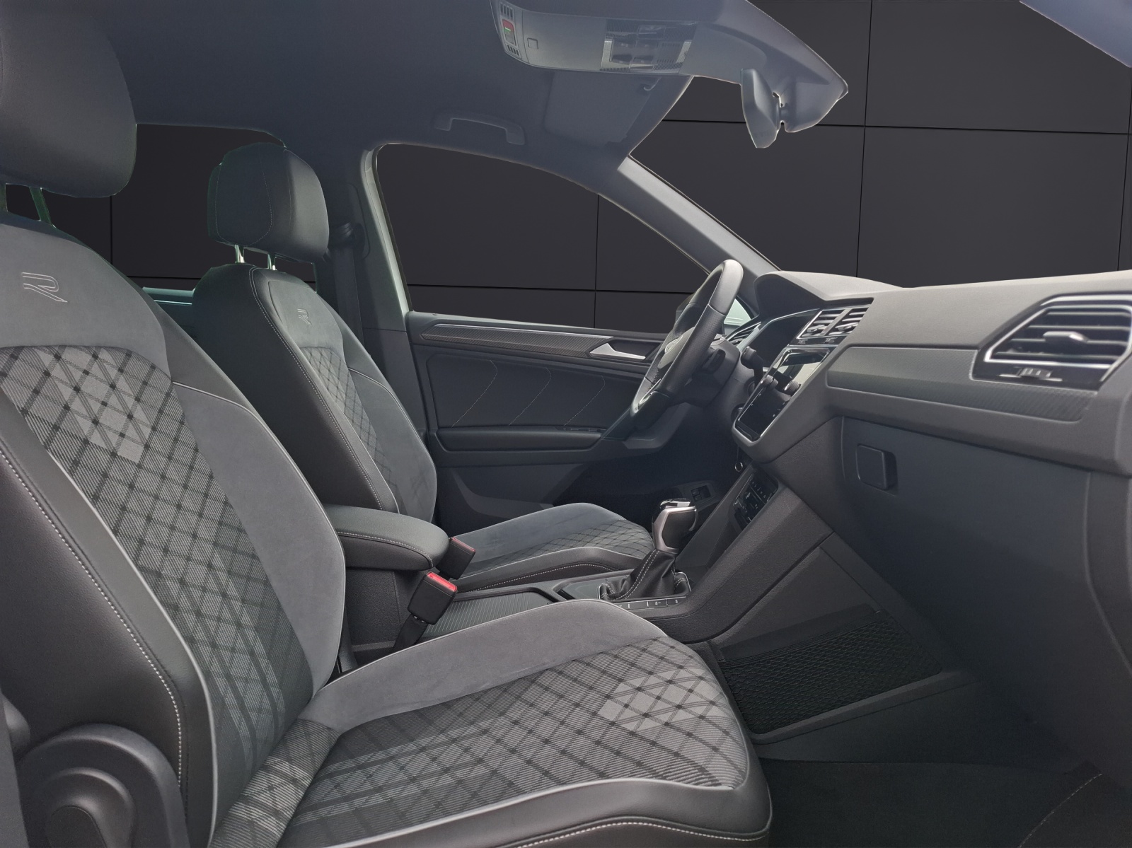 Fahrzeugabbildung Volkswagen Tiguan eHybrid R-Line DSG Matrix Navi AID ACC SHZ 19