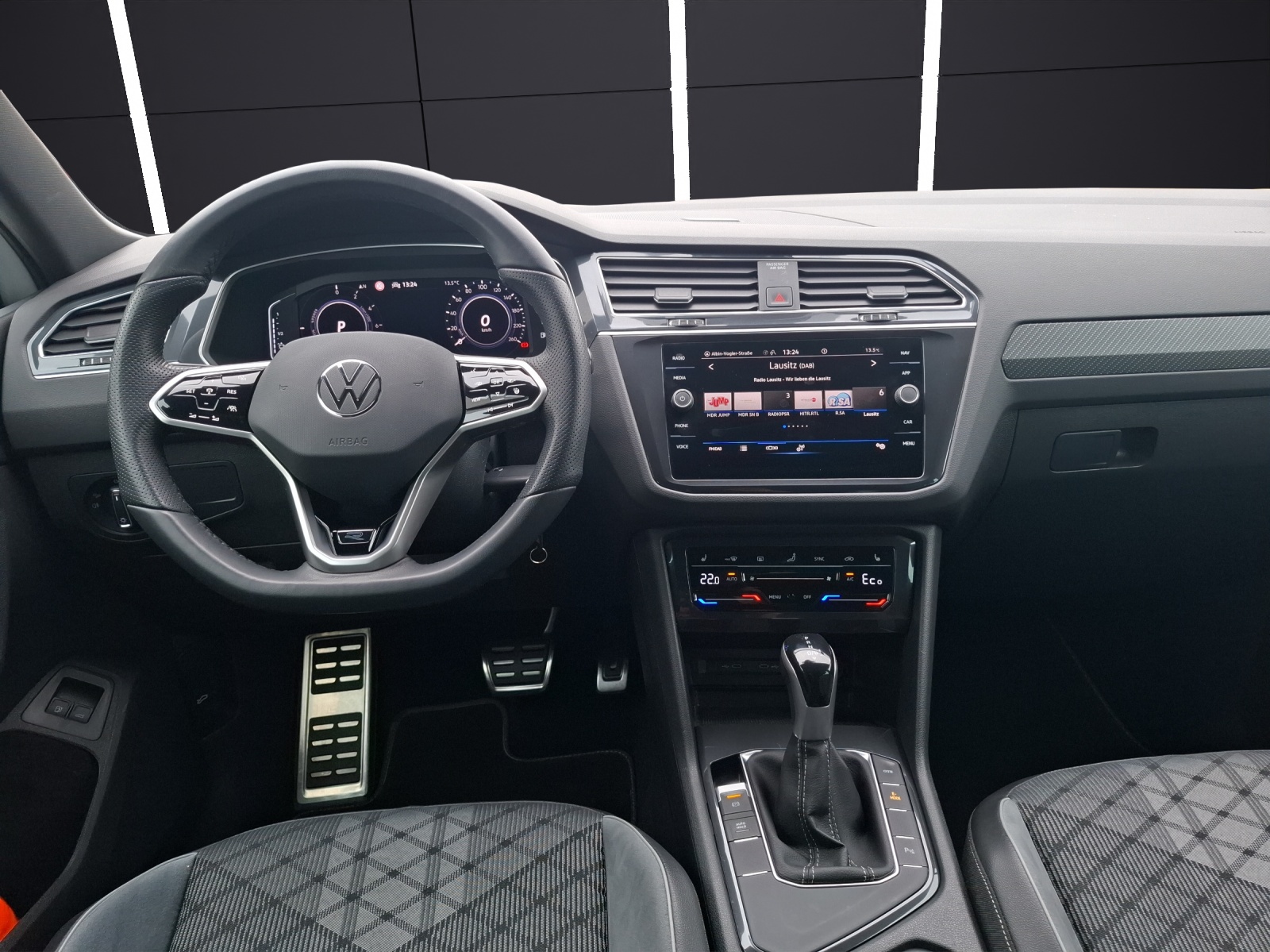 Fahrzeugabbildung Volkswagen Tiguan eHybrid R-Line DSG Matrix Navi AID ACC SHZ 19