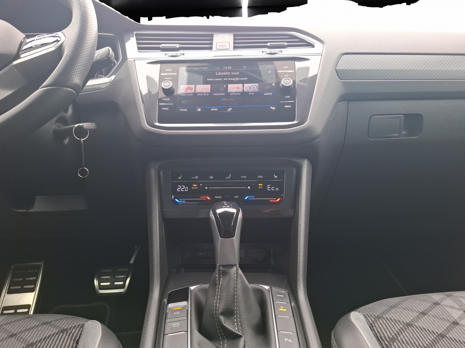 Fahrzeugabbildung Volkswagen Tiguan eHybrid R-Line DSG Matrix Navi AID ACC SHZ 19