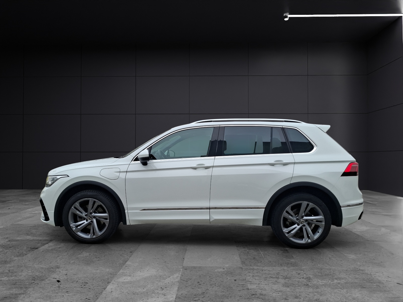 Fahrzeugabbildung Volkswagen Tiguan eHybrid R-Line DSG Matrix Navi AID ACC SHZ 19