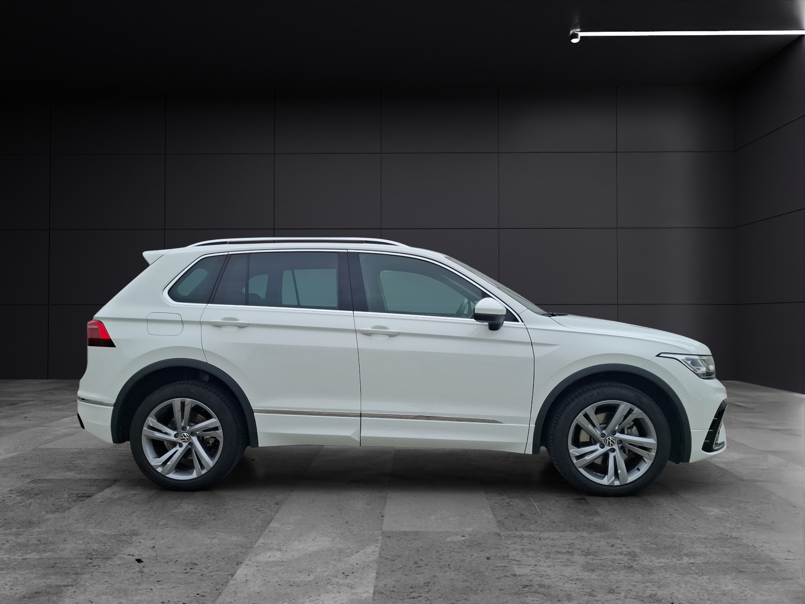 Fahrzeugabbildung Volkswagen Tiguan eHybrid R-Line DSG Matrix Navi AID ACC SHZ 19